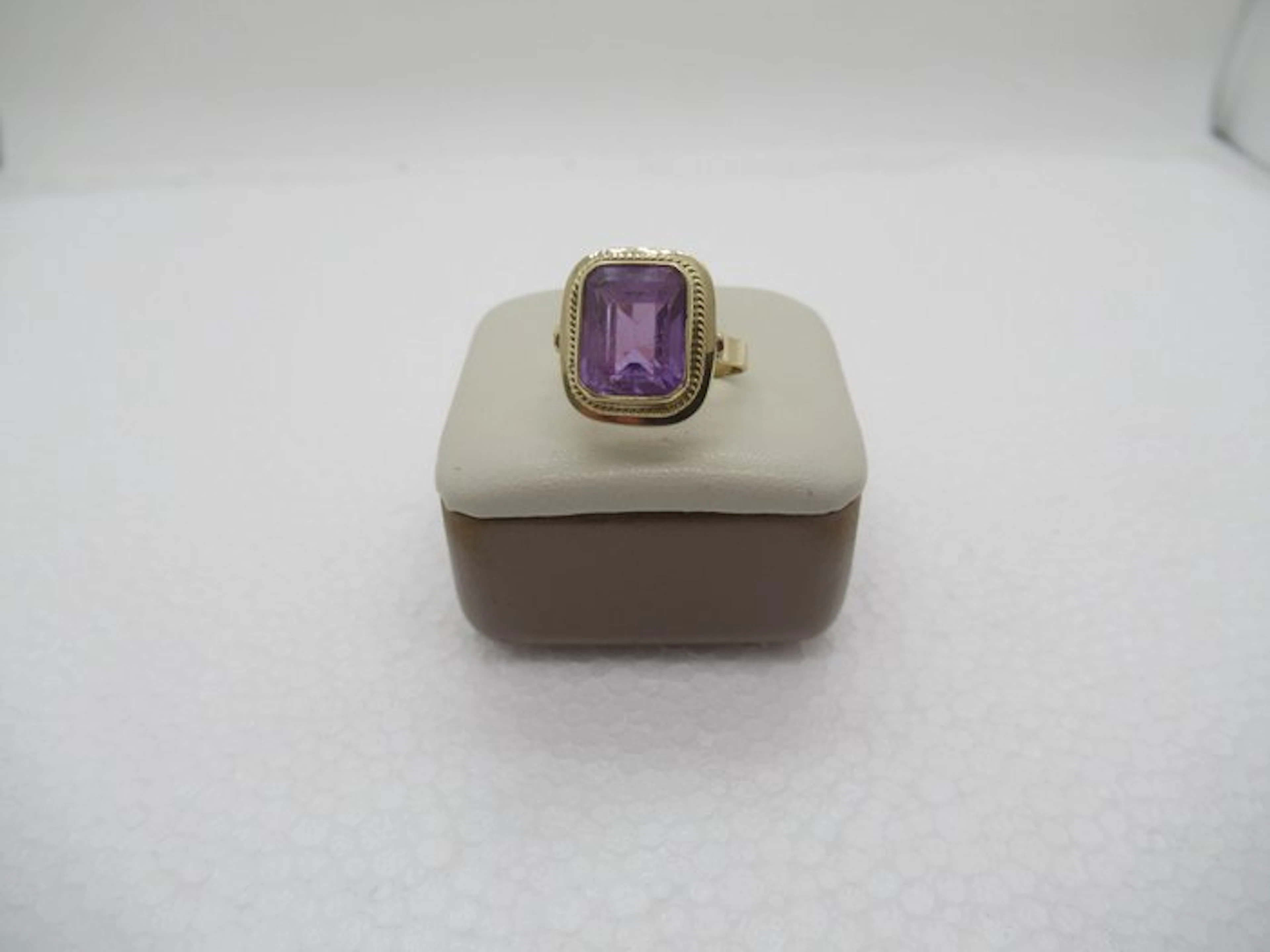 Ring - 14 kt. Yellow gold Amethyst