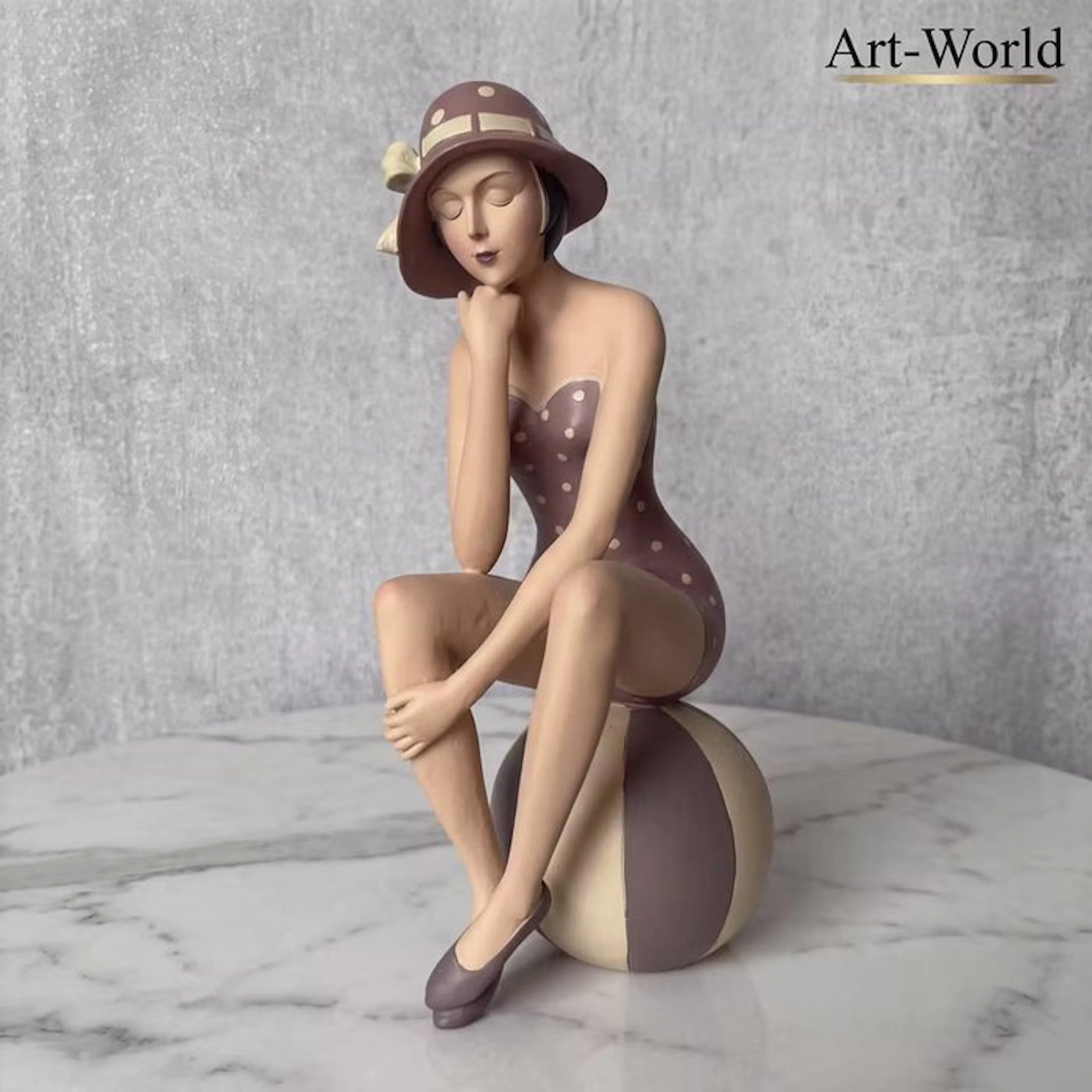 Statue, Prachtig groot formaat dame met strandbal 37 cm - 37 cm - Resin