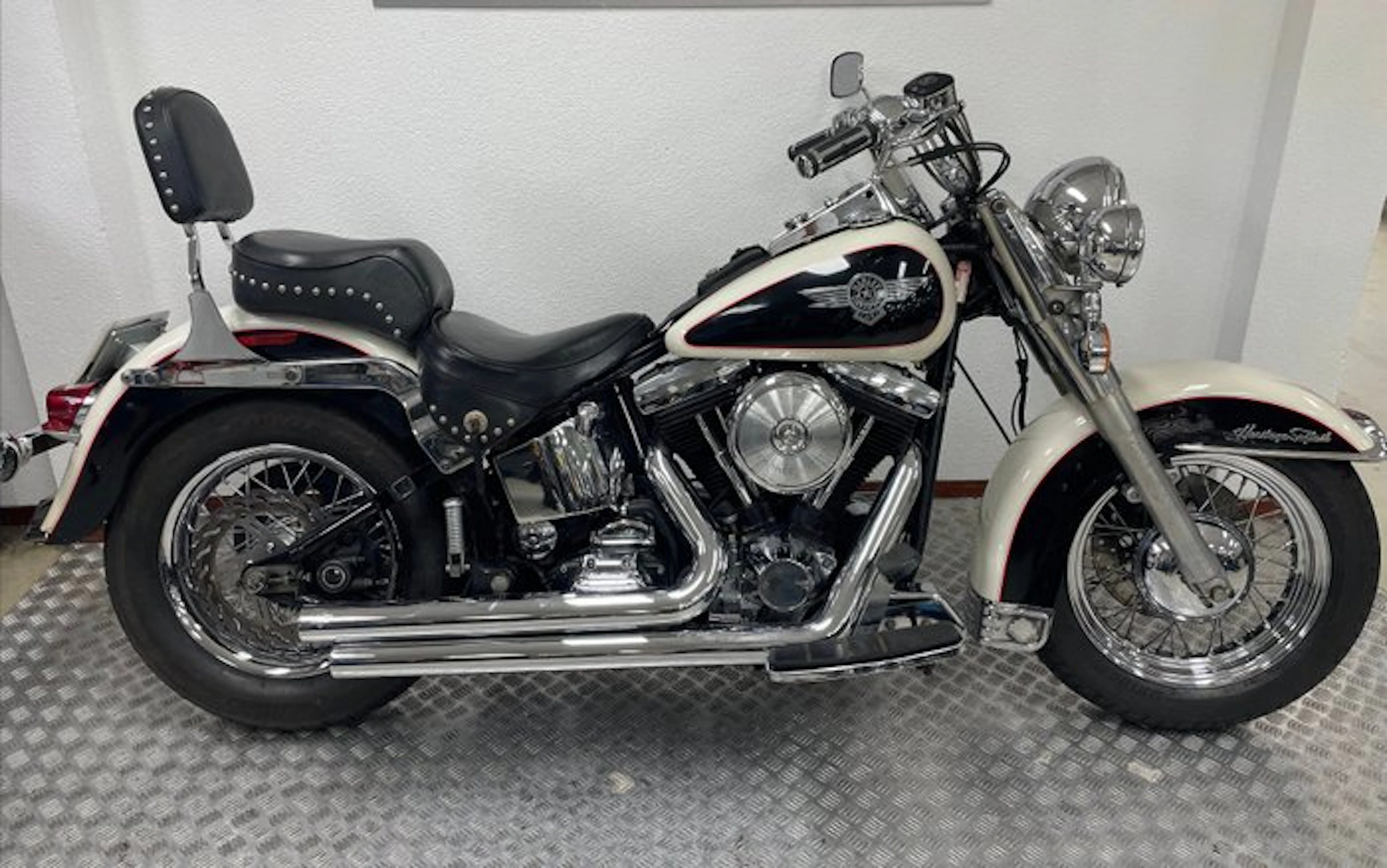 Harley-Davidson - FLSTN - Heritage Nostalgia Cowglide...