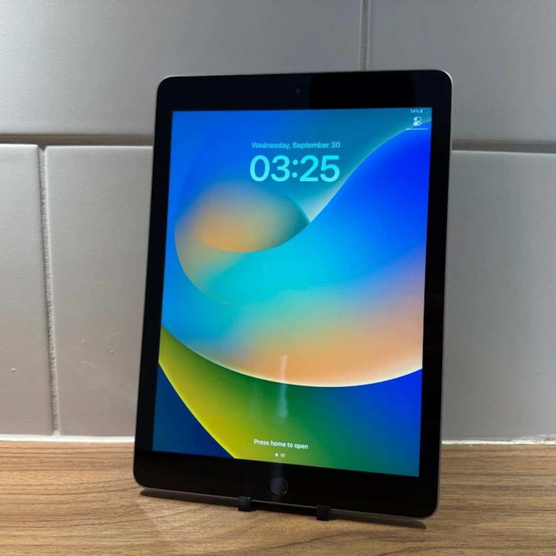 Apple iPad (5th Generation) 128GB Wifi - Mobile phone