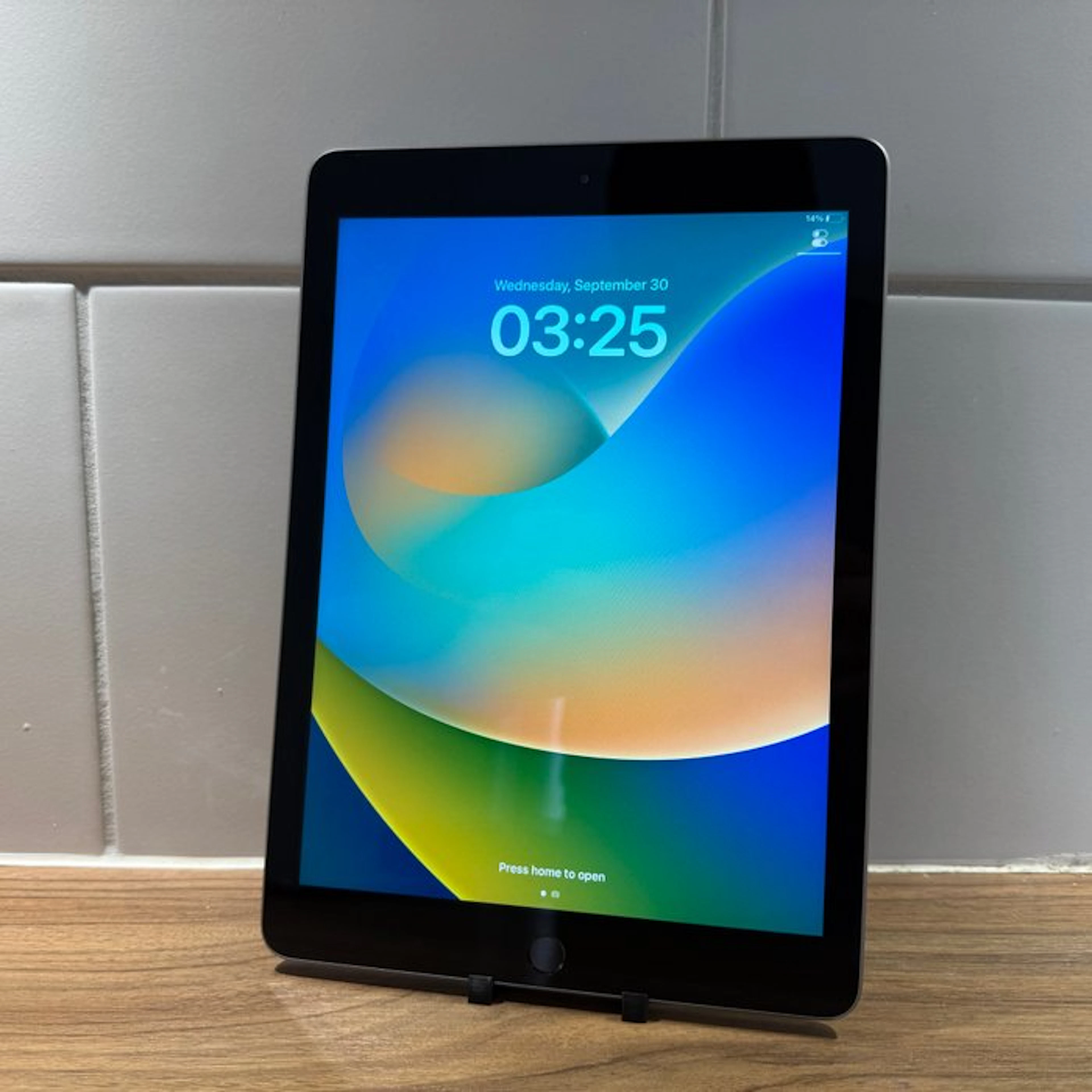 Apple iPad (5th Generation) 128GB Wifi - Mobile phone