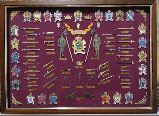Themed collection - Panoply display case of arms and heraldry