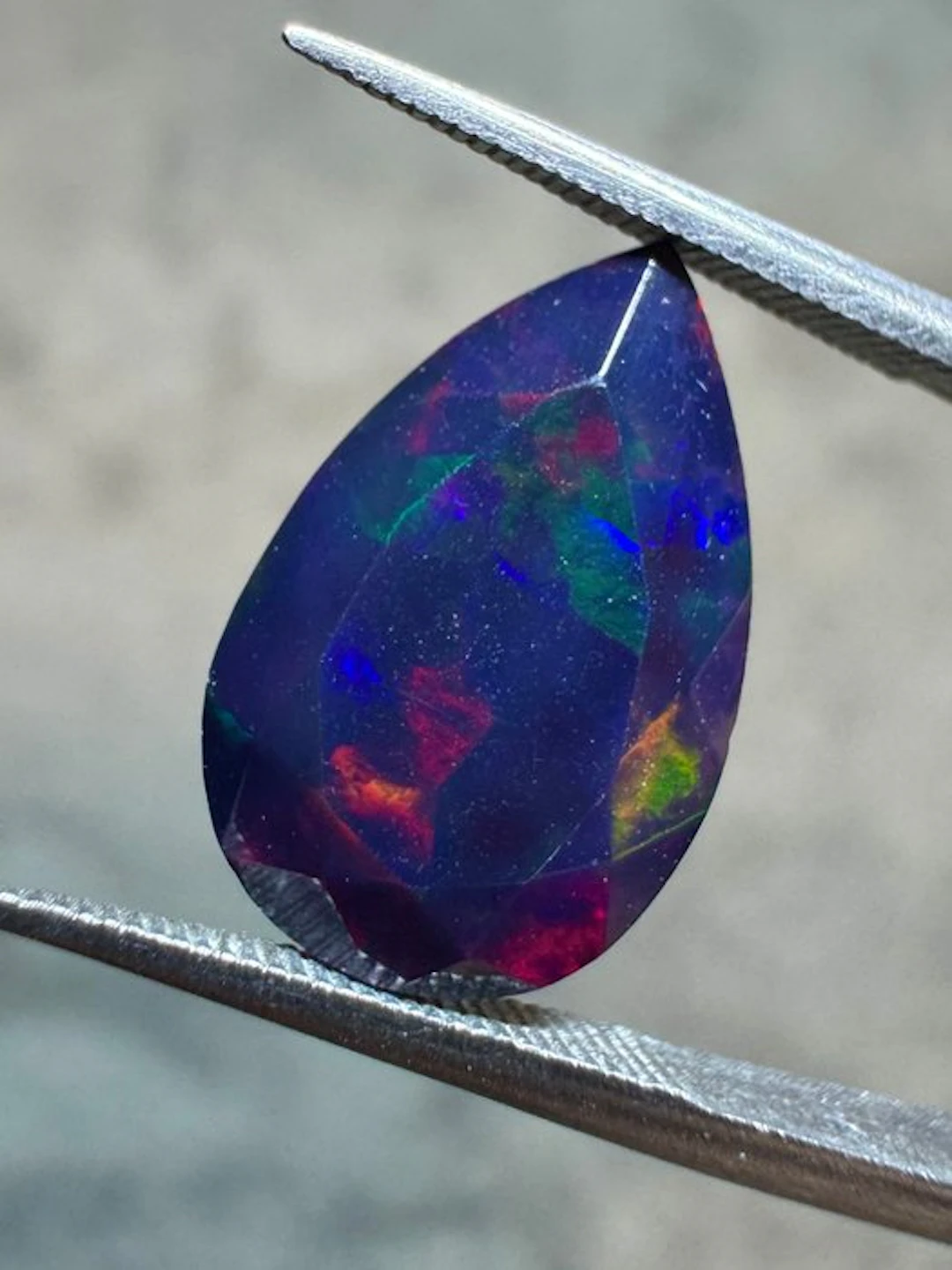 Faceted black opal from Ethiopia - 2.36 carats Faceted pear.- 0.47 g