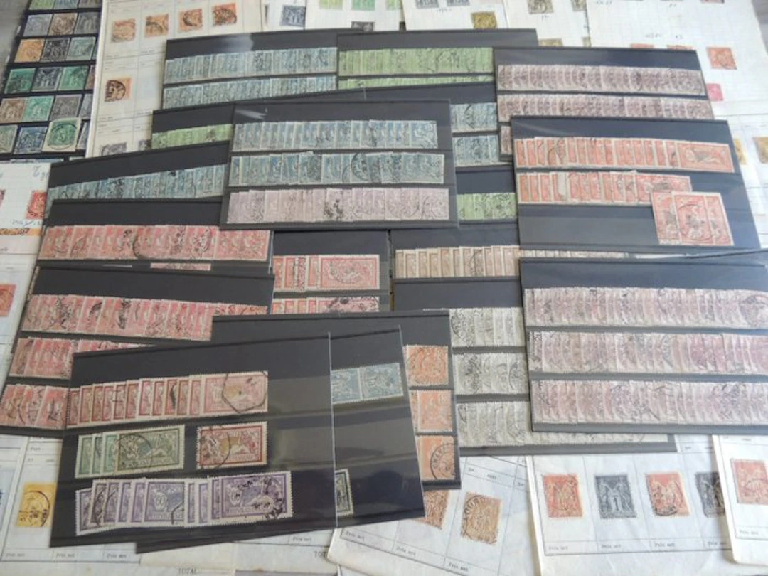 France - Lot of several hundred stamps of the Sage–Mouchon–Merson–Blanc type.
