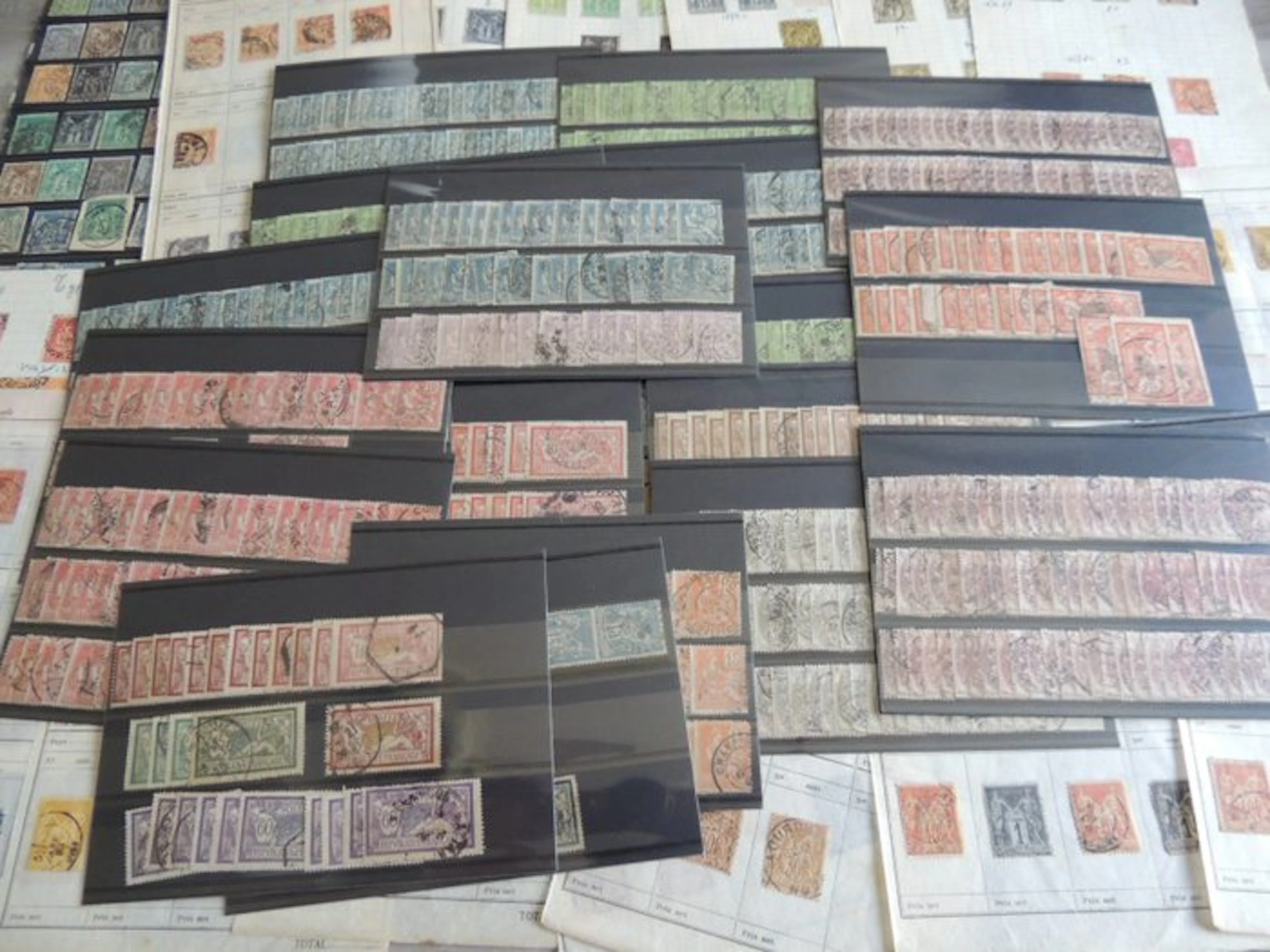 France - Lot of several hundred stamps of the Sage–Mouchon–Merson–Blanc type.