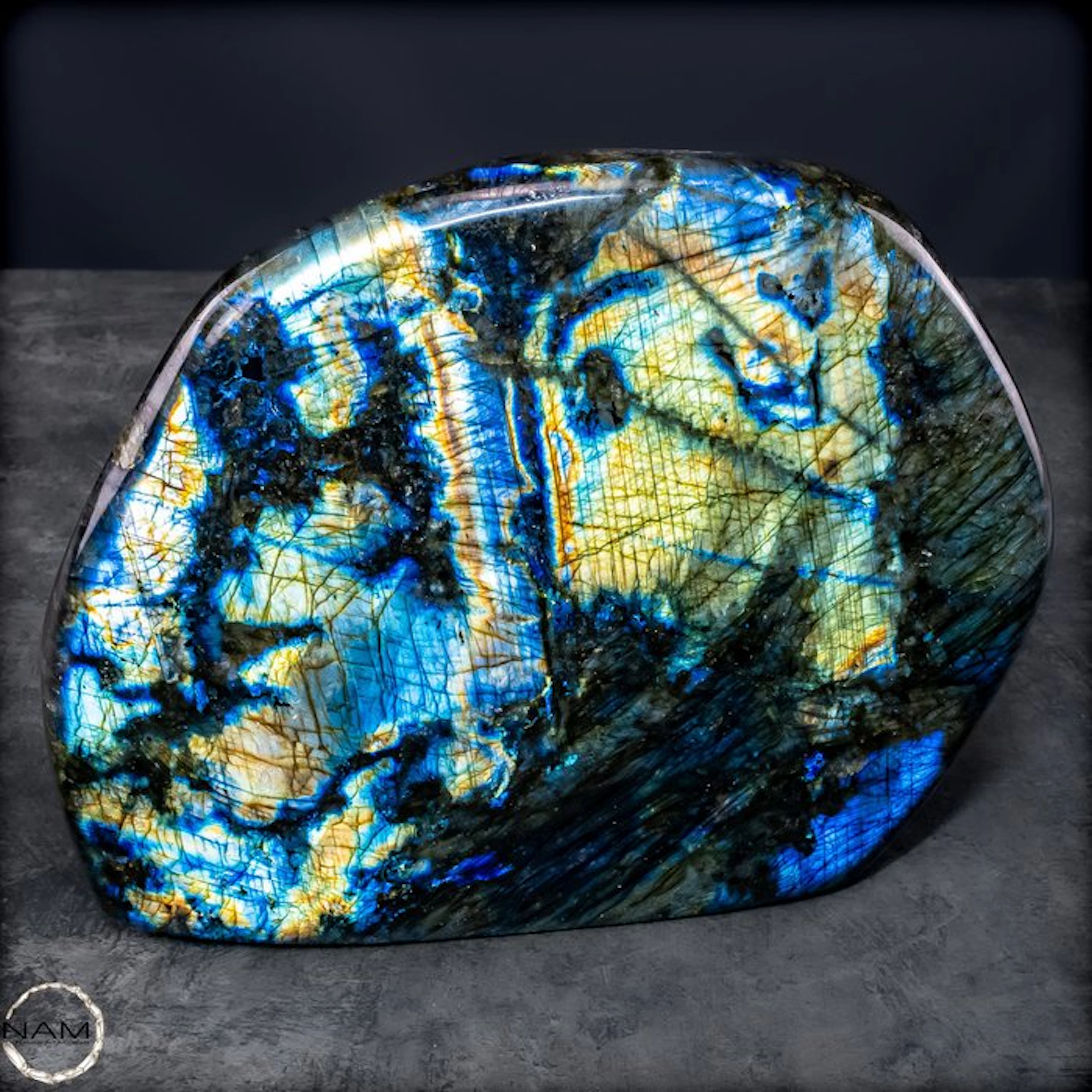 Natural labradorite from Madagascar – Nature's shimmering...