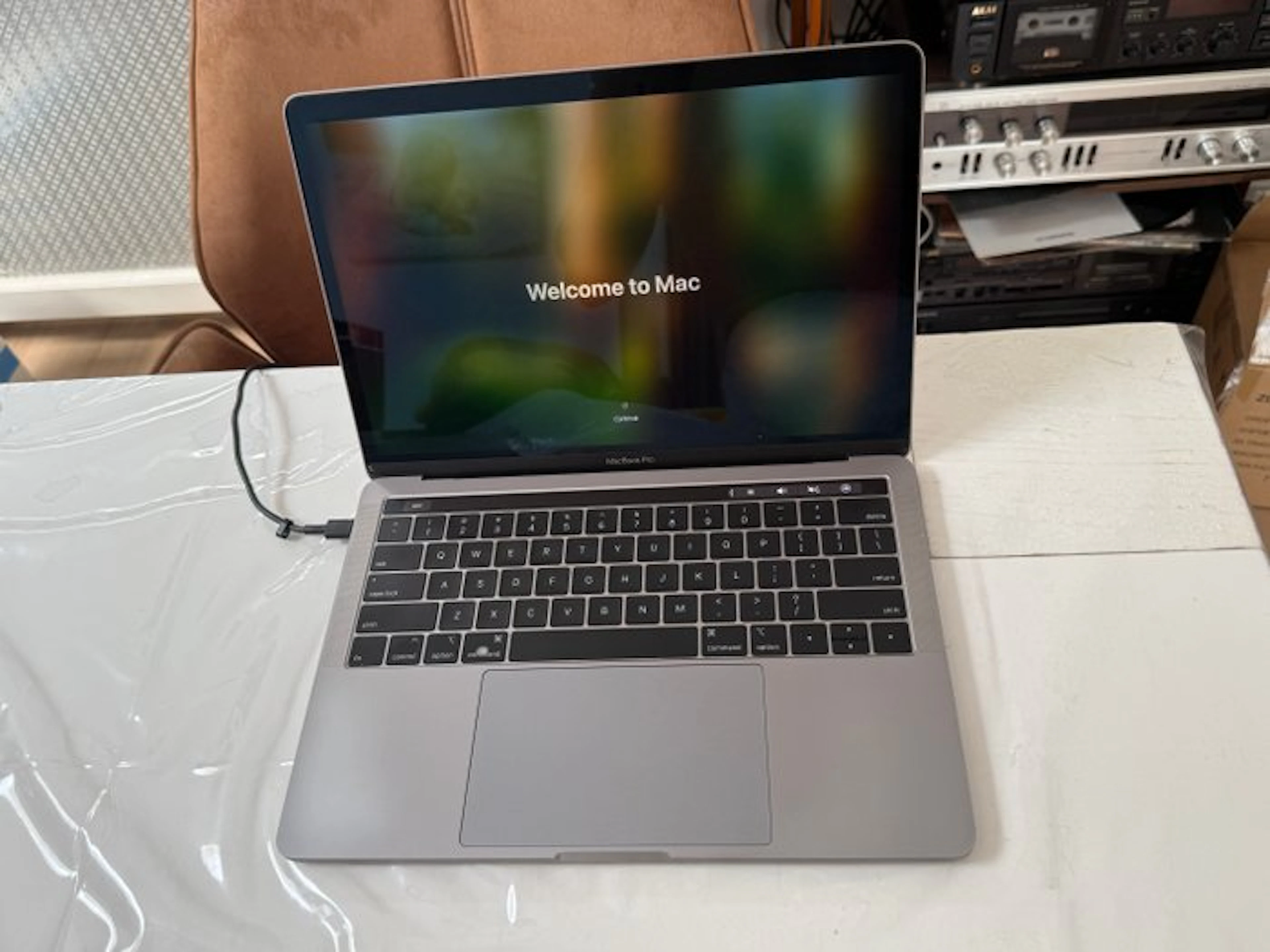 Apple MacBook Pro 13", QuadCore i5, 16GB RAM, 251GB NVMe - Laptop (1)