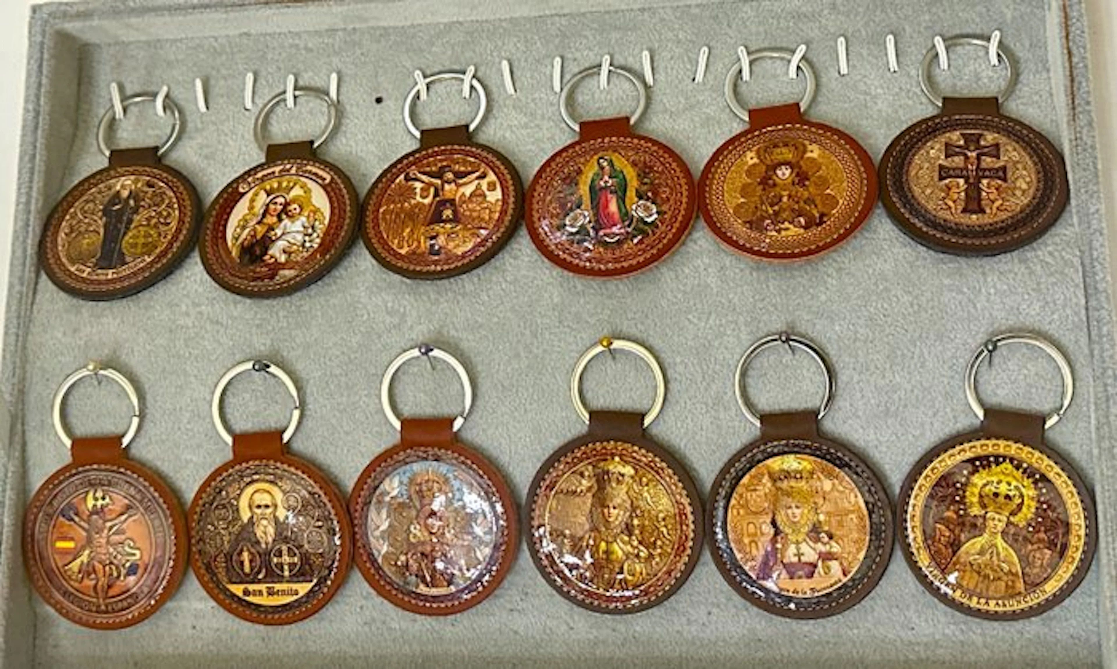 Themed collection - A collection of 12 religious...