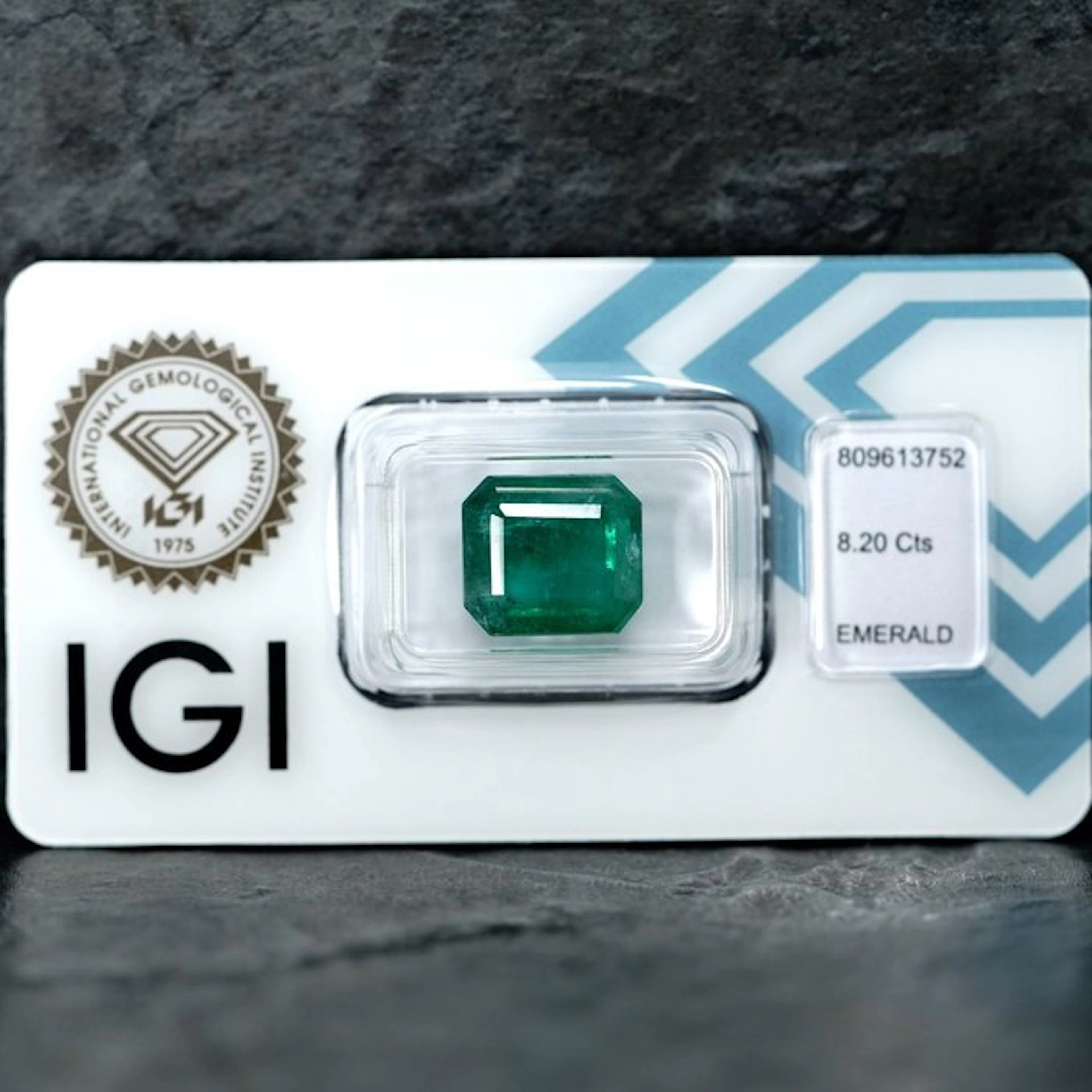 1 pcs Green Emerald - 8.20 ct - International Gemological Institute (IGI)