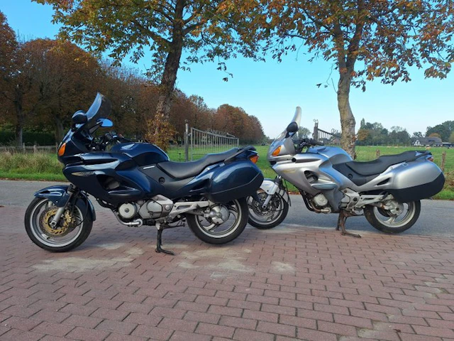Honda - 2x NT 650 V Deauville set - NO RESERVE - 650 cc - 2000