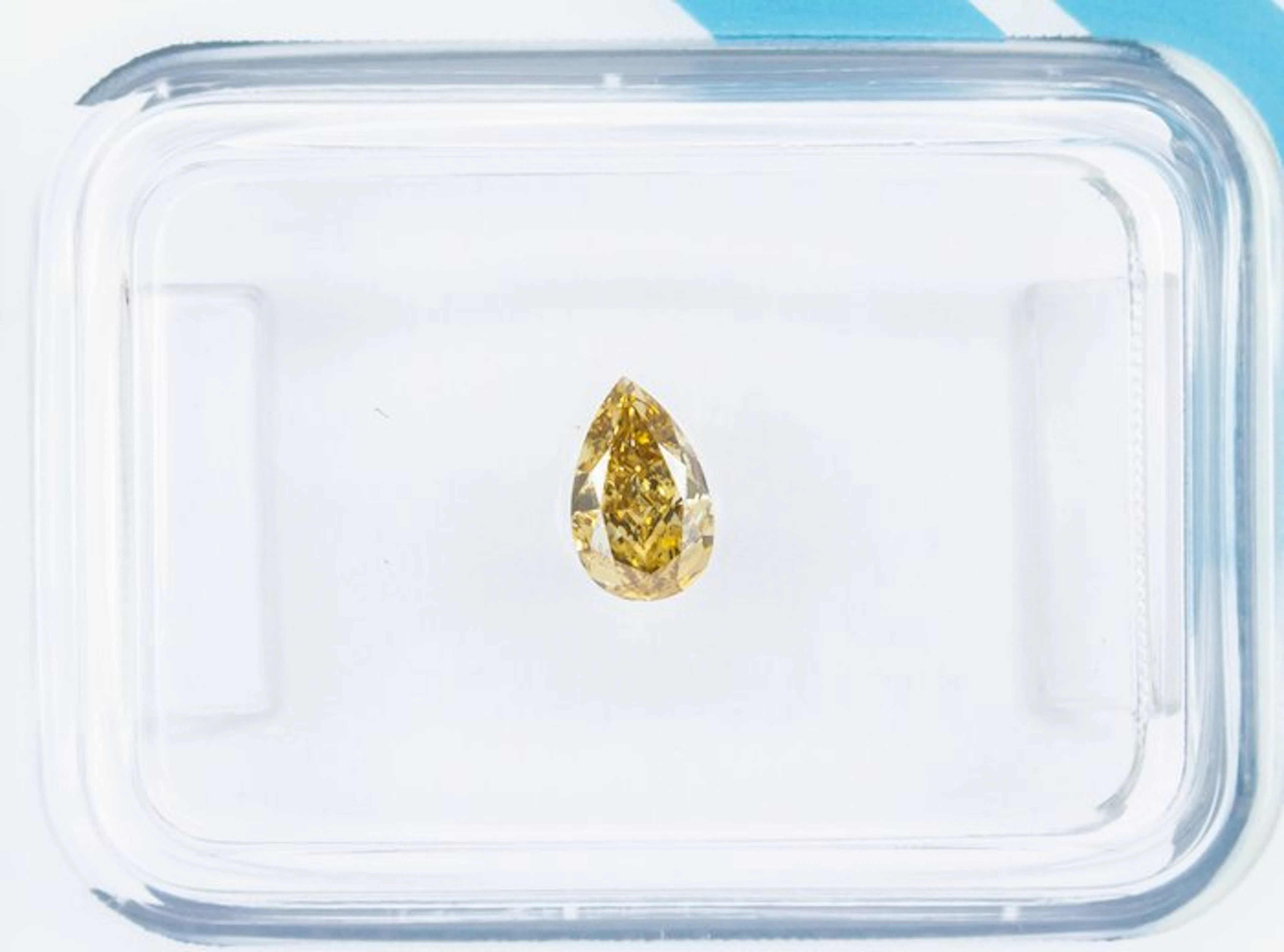 No reserve price - 1 pcs Diamond (Natural coloured)...