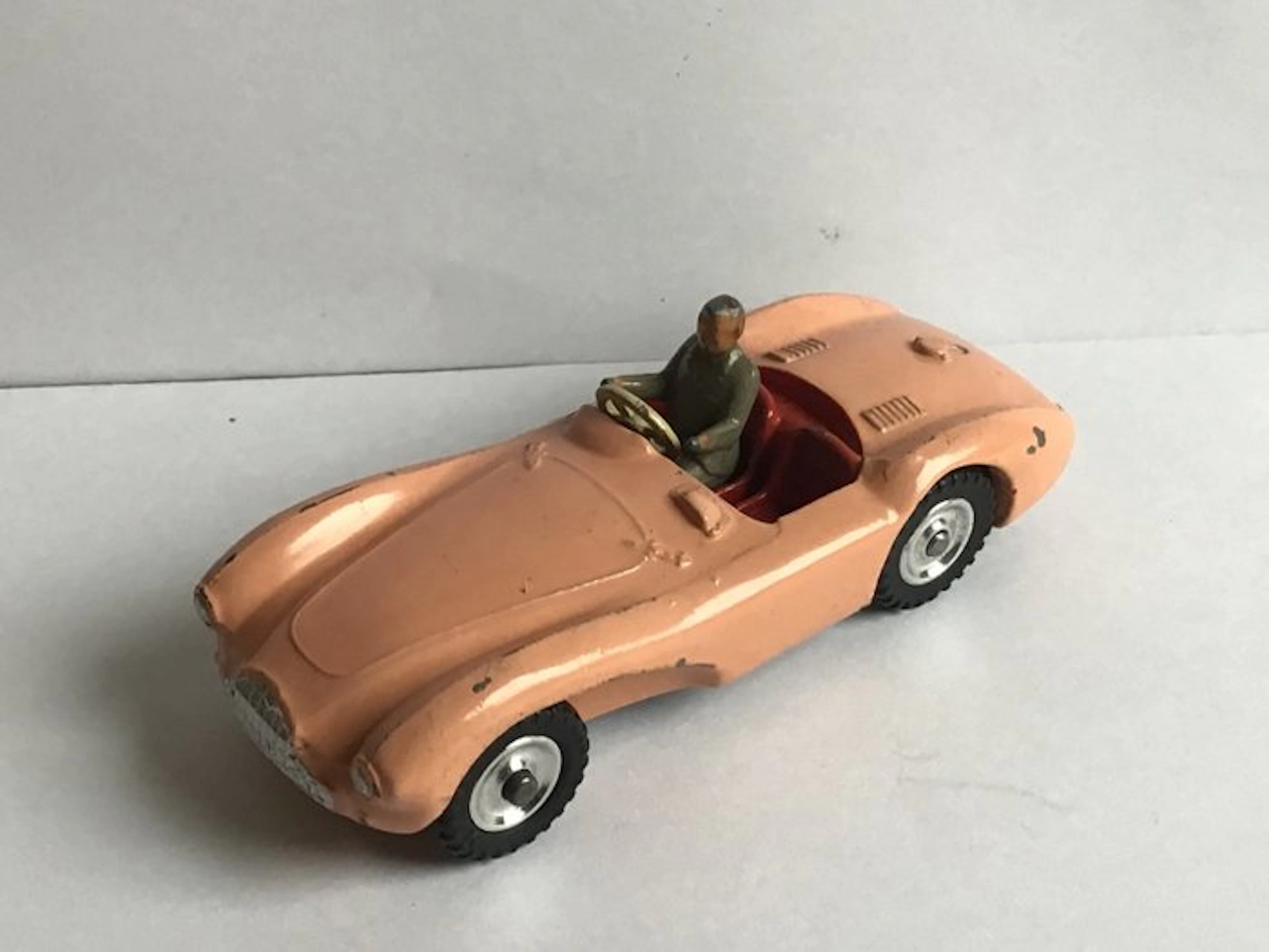 Dinky Toys 1:43 - Model sports car - No.104 Aston Martin DB3