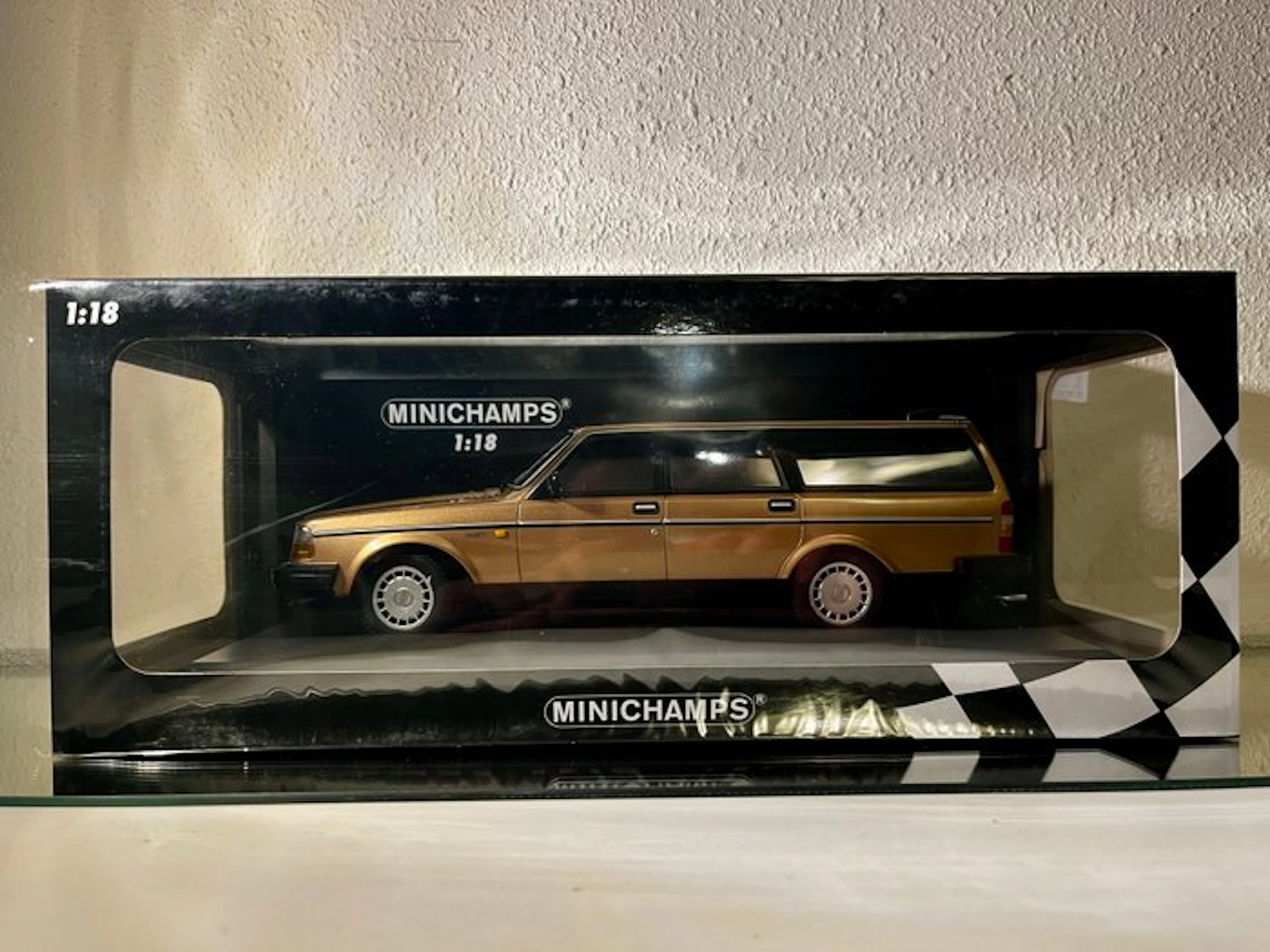 MiniChamps 1:18 - Model car - Volvo 240 GL Break 1986...