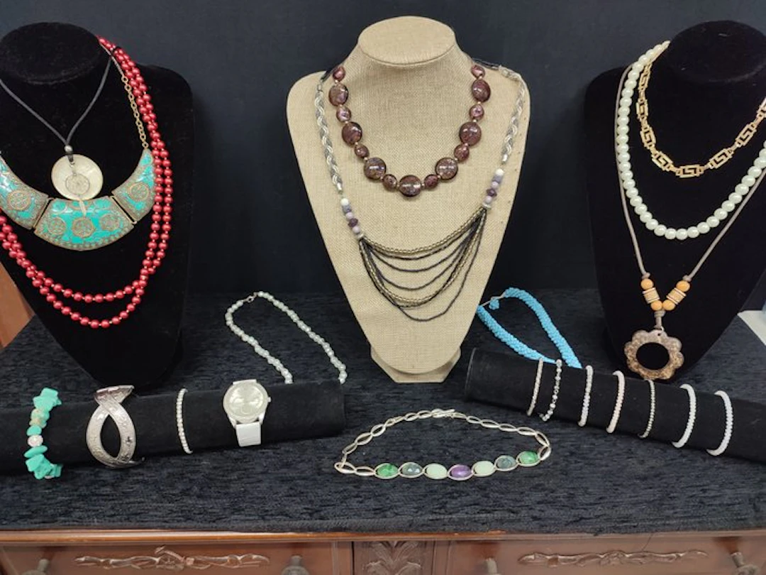 Themed collection - Collection of mineral-based fashion jewelry.