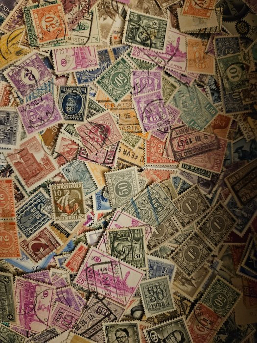 World - a box with more than 10,000 stamps worldwide, including classics