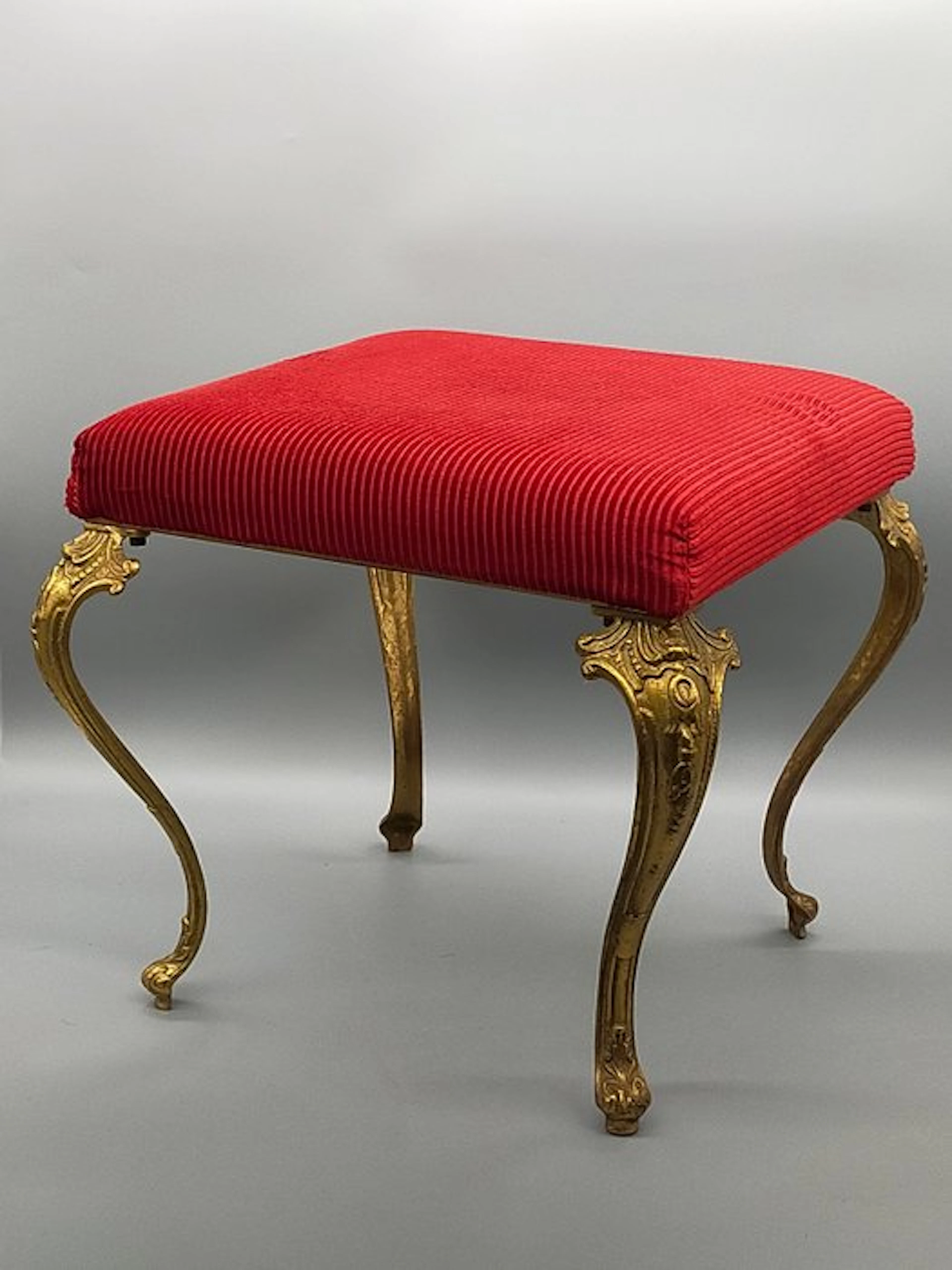 Eleganter Hocker – Vergoldete Beine & Roter Bezug - Stool - Brass