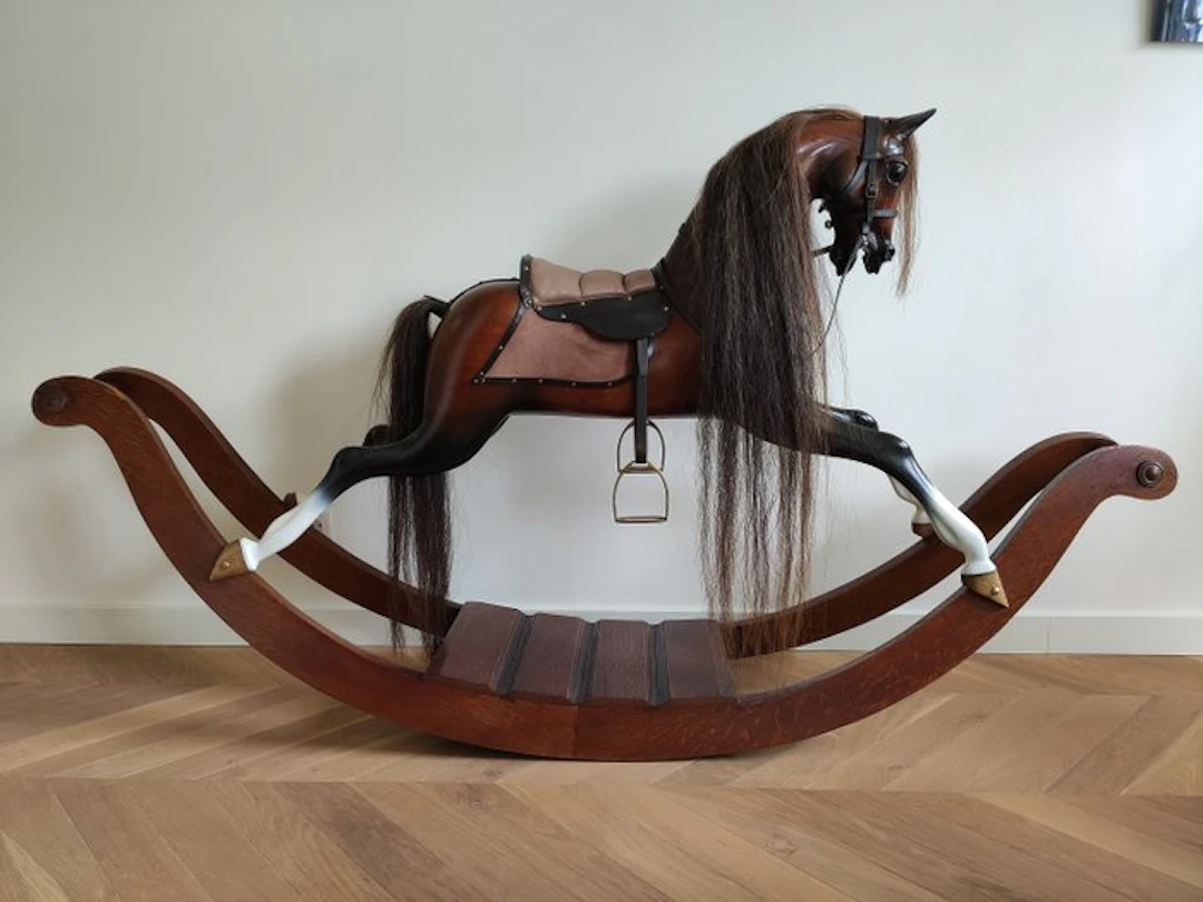 Rocking horse - Hobbelpaard op boog