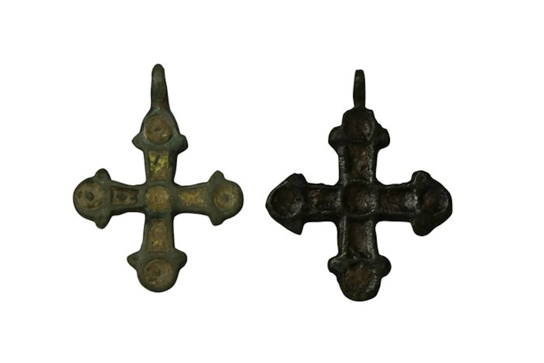A lot of 2 bronze crosses with remains of inlays (No reserve price)