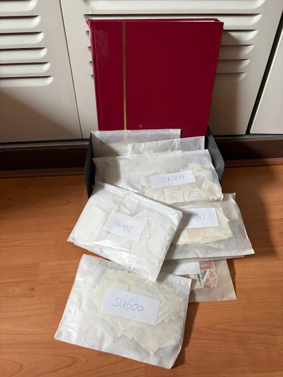 World - 7500 postage stamps worldwide