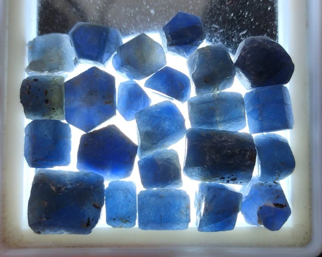 100 cts Untreated Sapphire - Rough- 20 g