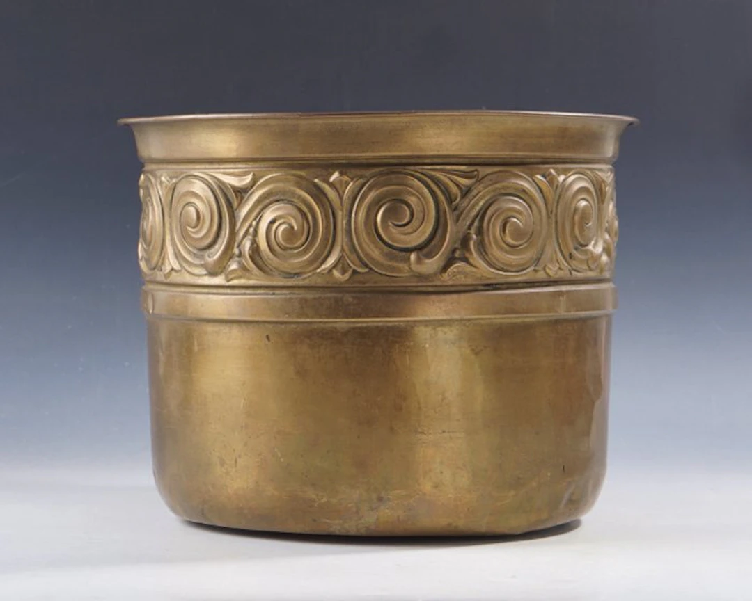 Jardinière - Art Nouveau spiral band with acanthus leaf •...