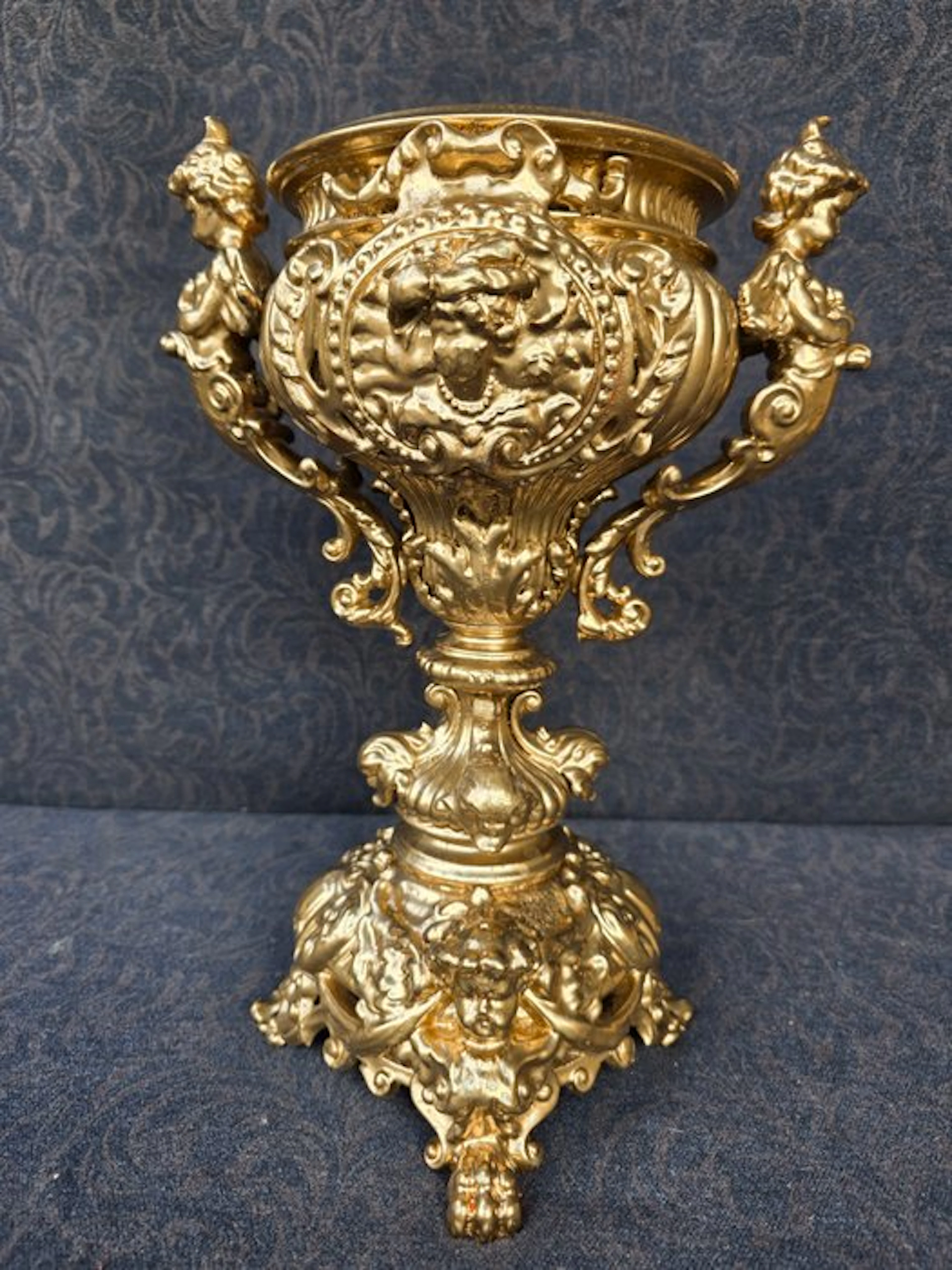 Vase - bronzed zinc - Column with a bronze cherub