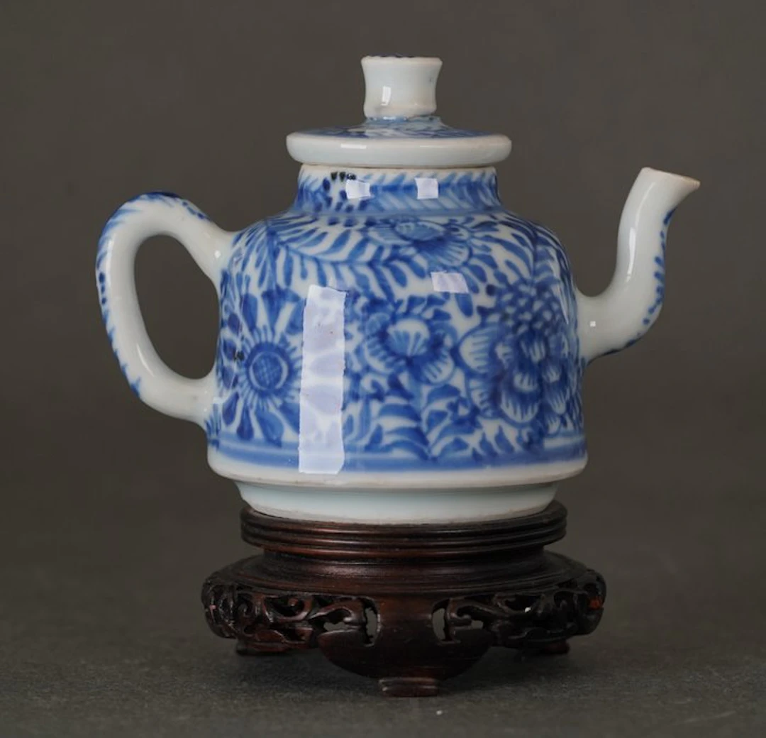 Kangxi (1662-1722) - Teapot - Peonies and Chrysanthemum...