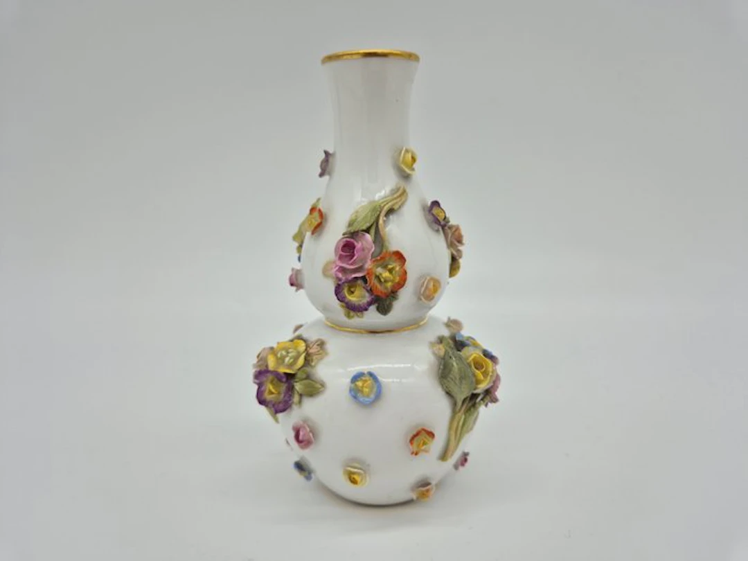Meissen, Kleine Vase mit aufgelegten Blüten - Vase - Porcelain