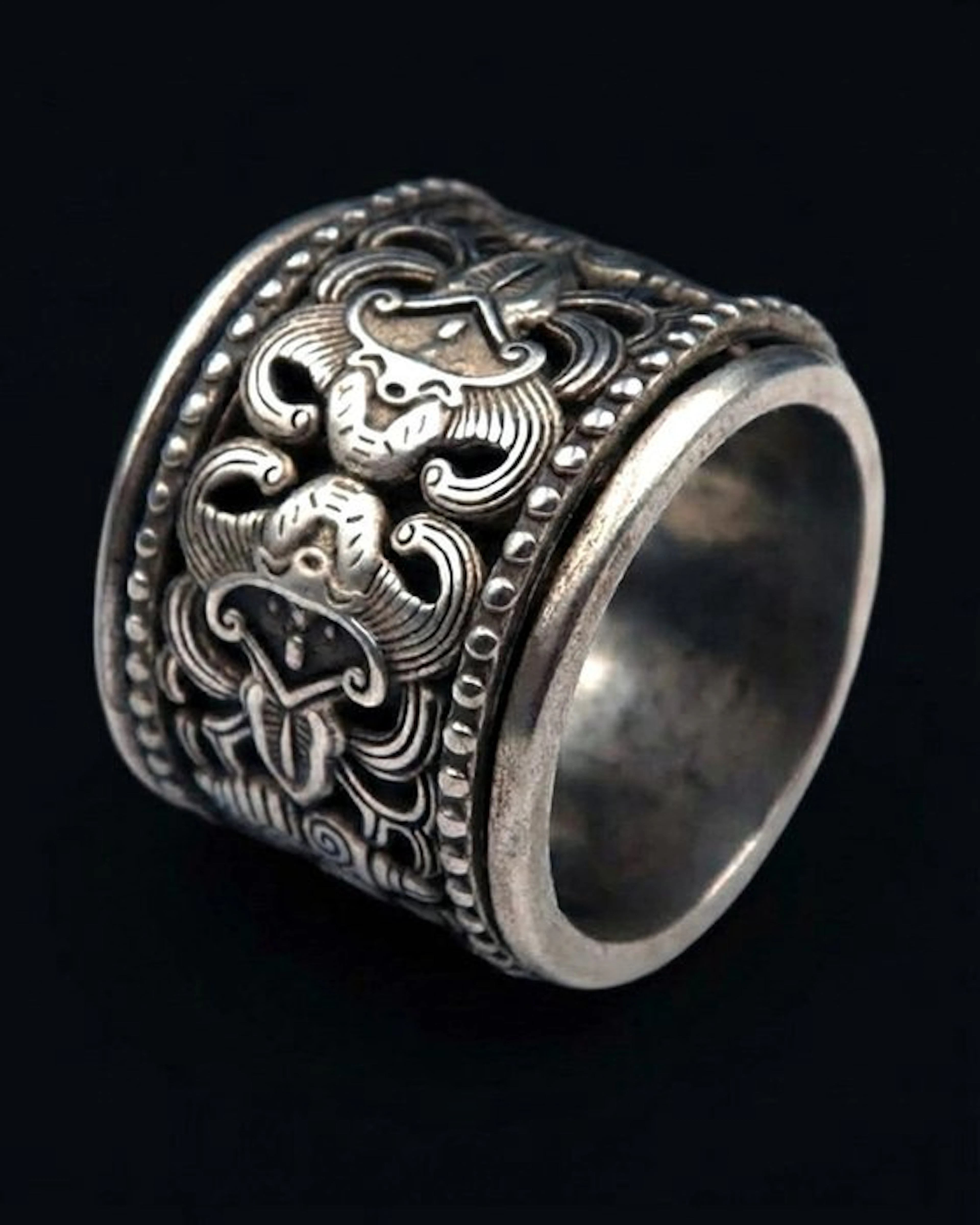 Ornately worked Buddhist thumb ring - Blessings - "Shùang...