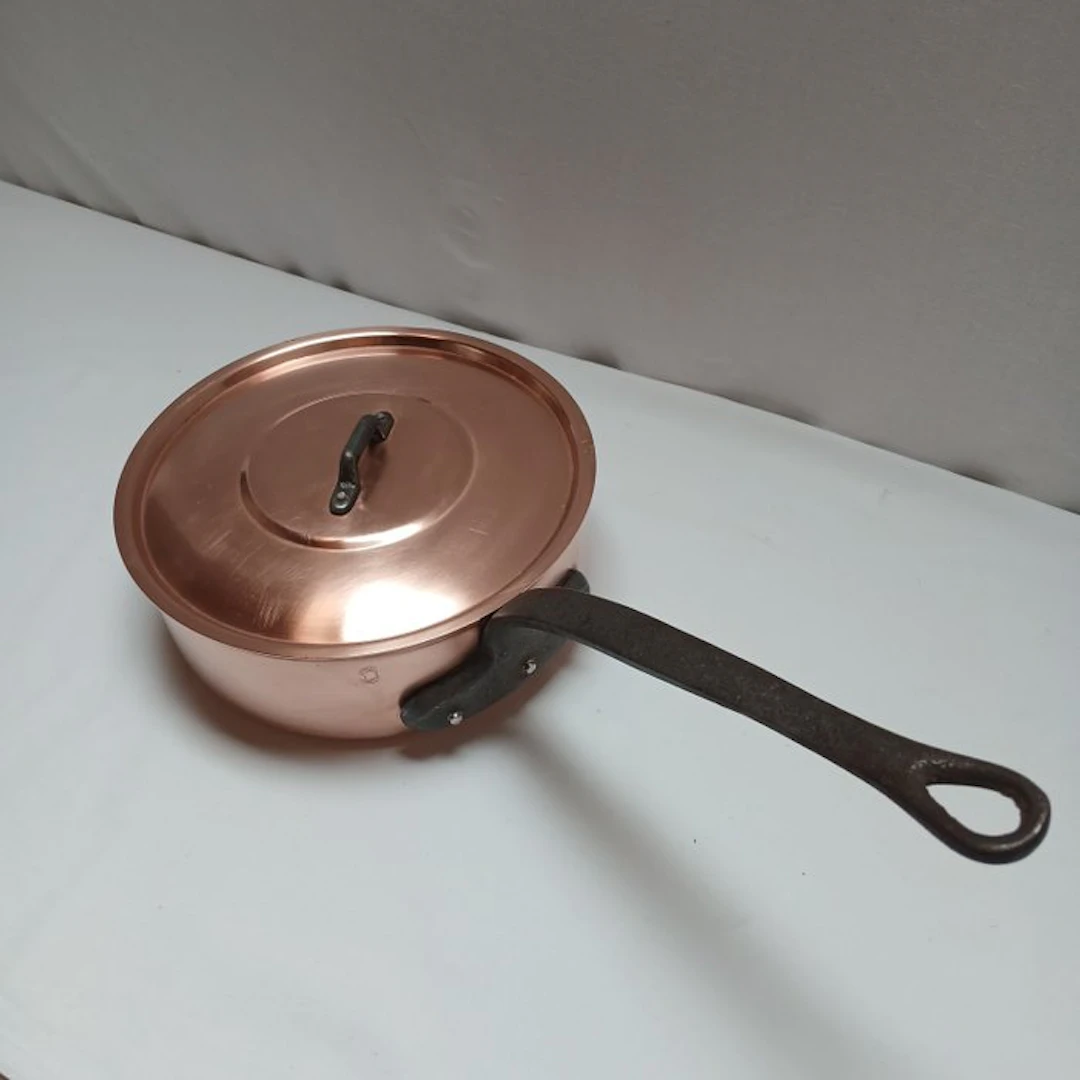 Grande casserole (sauteuse) professionnelle et son couvercle - Saucepan