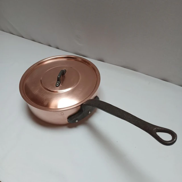 Grande casserole (sauteuse) professionnelle et son couvercle - Saucepan