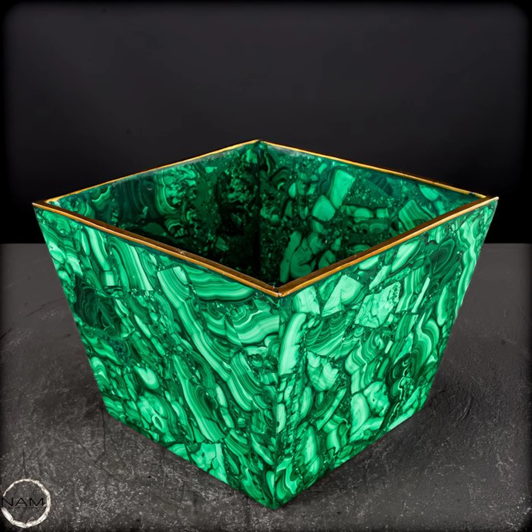 Malachite vase in majestic elegance – Natural beauty in...