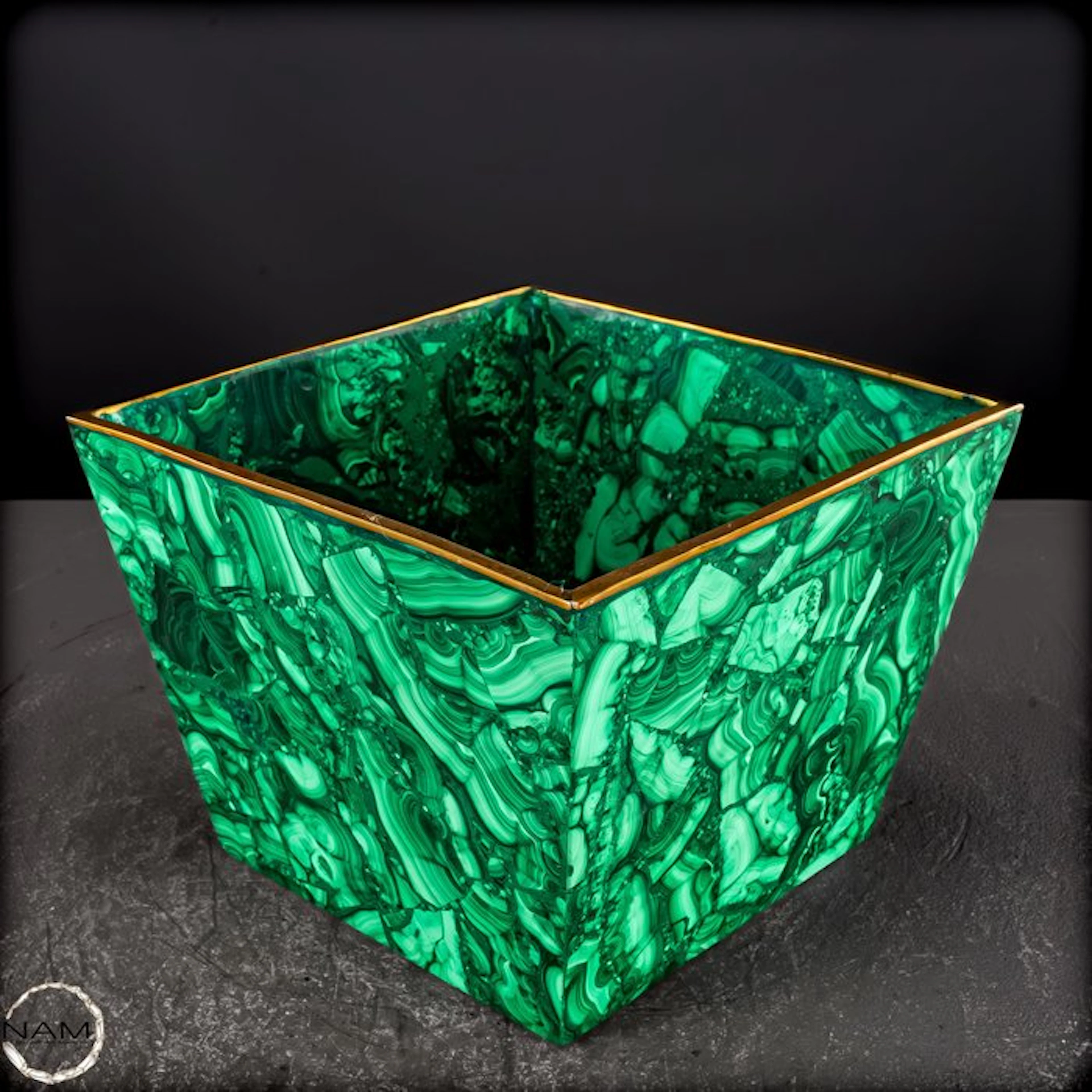Malachite vase in majestic elegance – Natural beauty in...