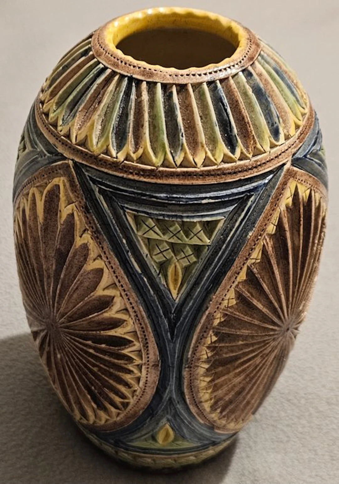 Vase - Ceramic - Fries kerfsnee - marked "Velsen"