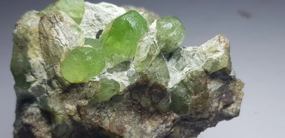 peridot crystal Mineral Collection - Height: 58 mm - Width: 55 mm- 128 g - (1)