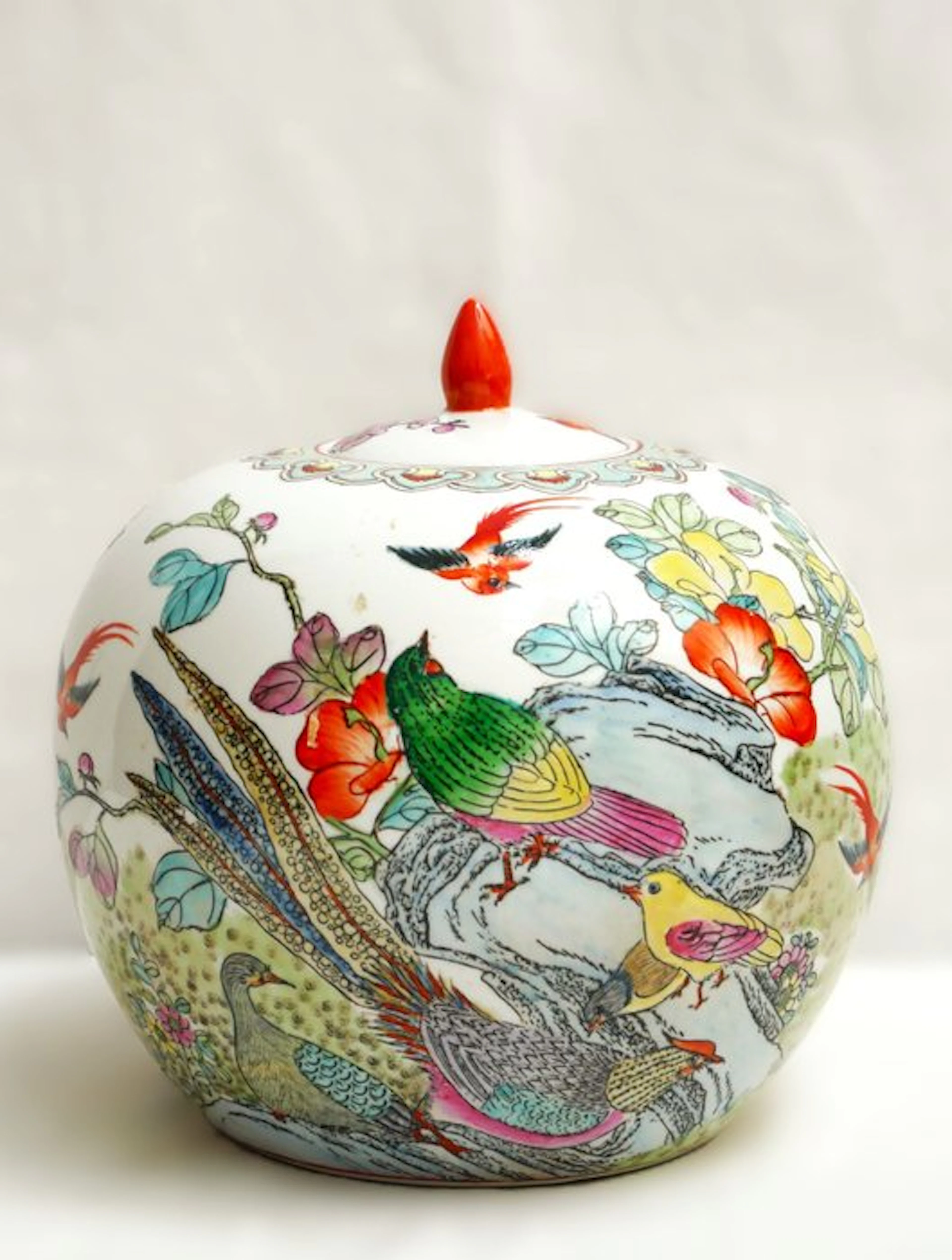 Lidded vase - Porcelain