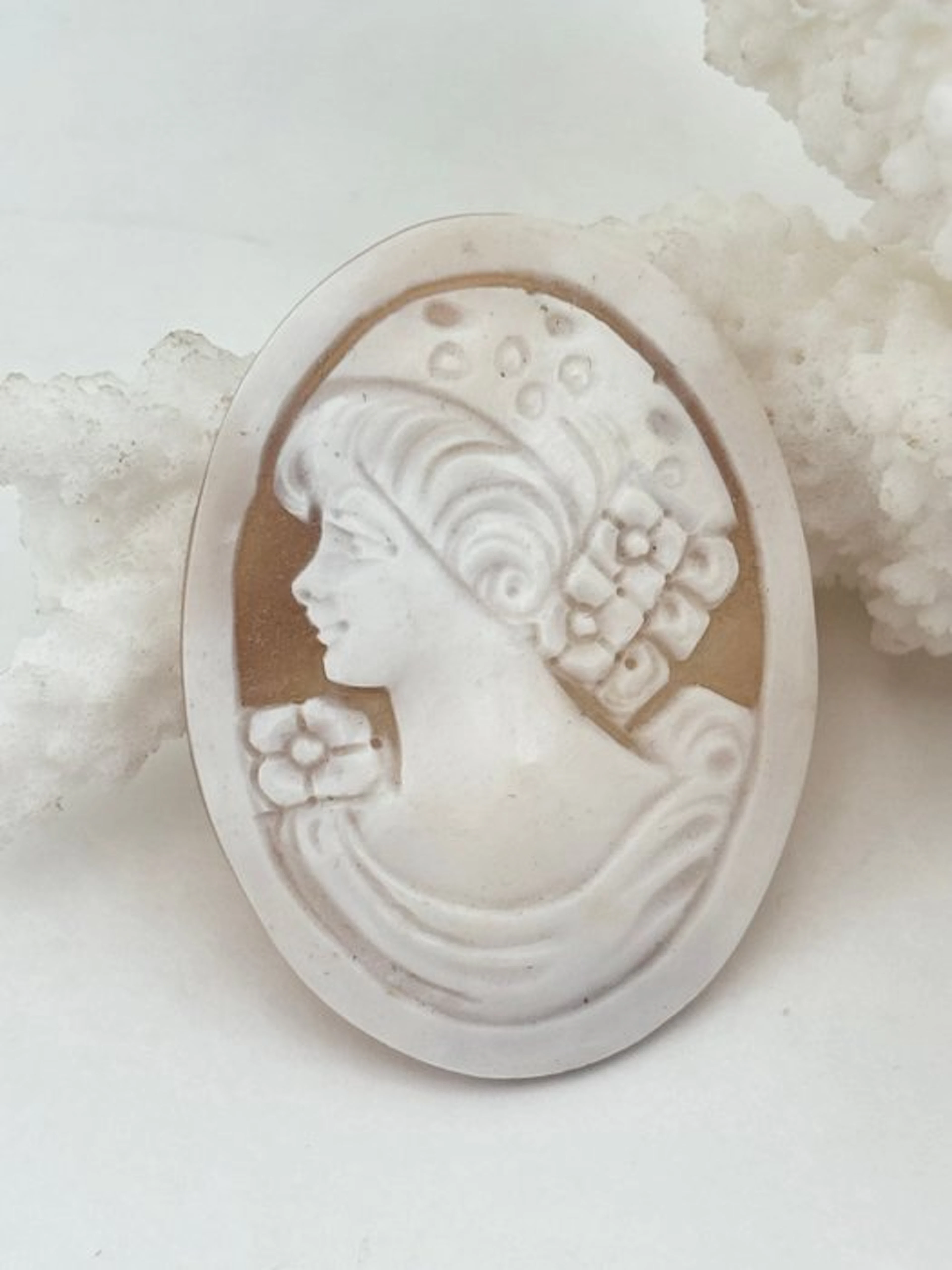 No reserve price CASSIS MADAGASCARIENSIS - Cameo - Hand-carved cameo
