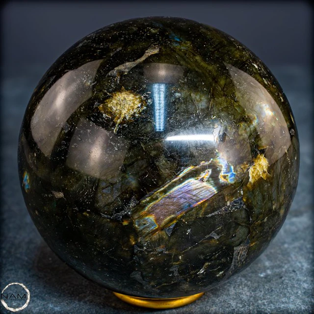 Unique labradorite sphere – A shimmering jewel full of...