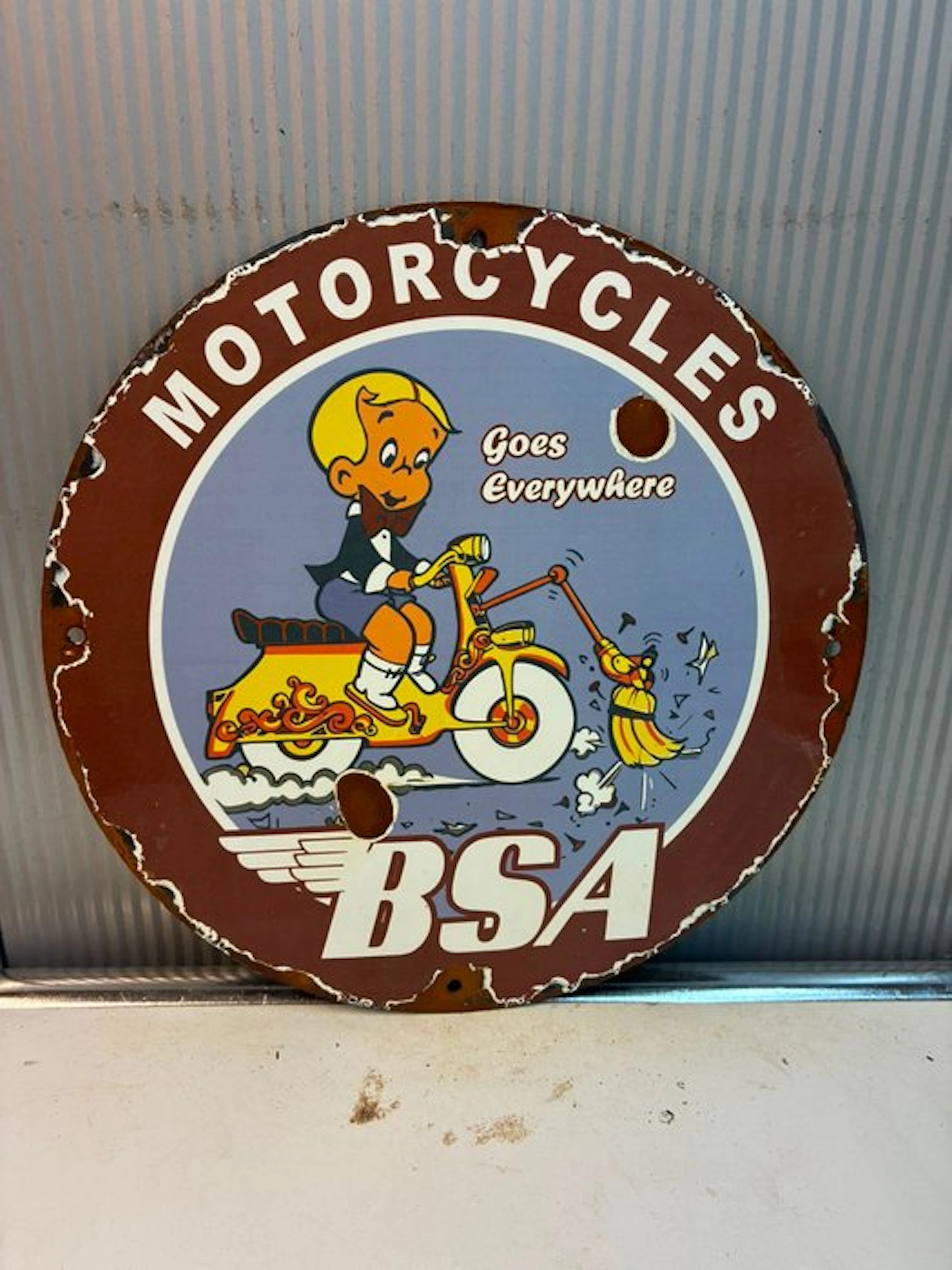 BSA Motorcycles – Goes Everywhere – Rond Emaille...