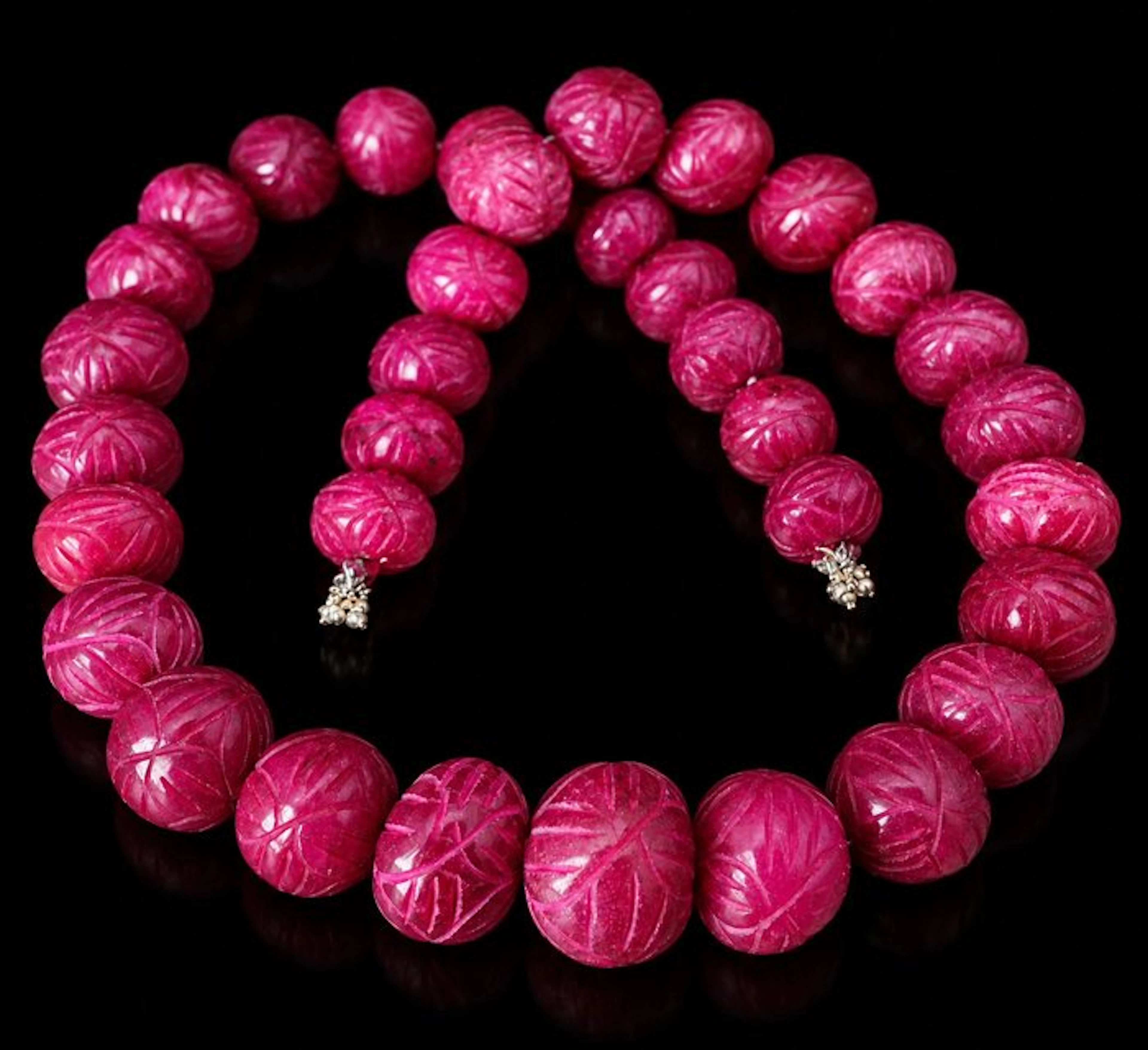 Rubies of remarkable red - Strand of 35 sculpted beads...