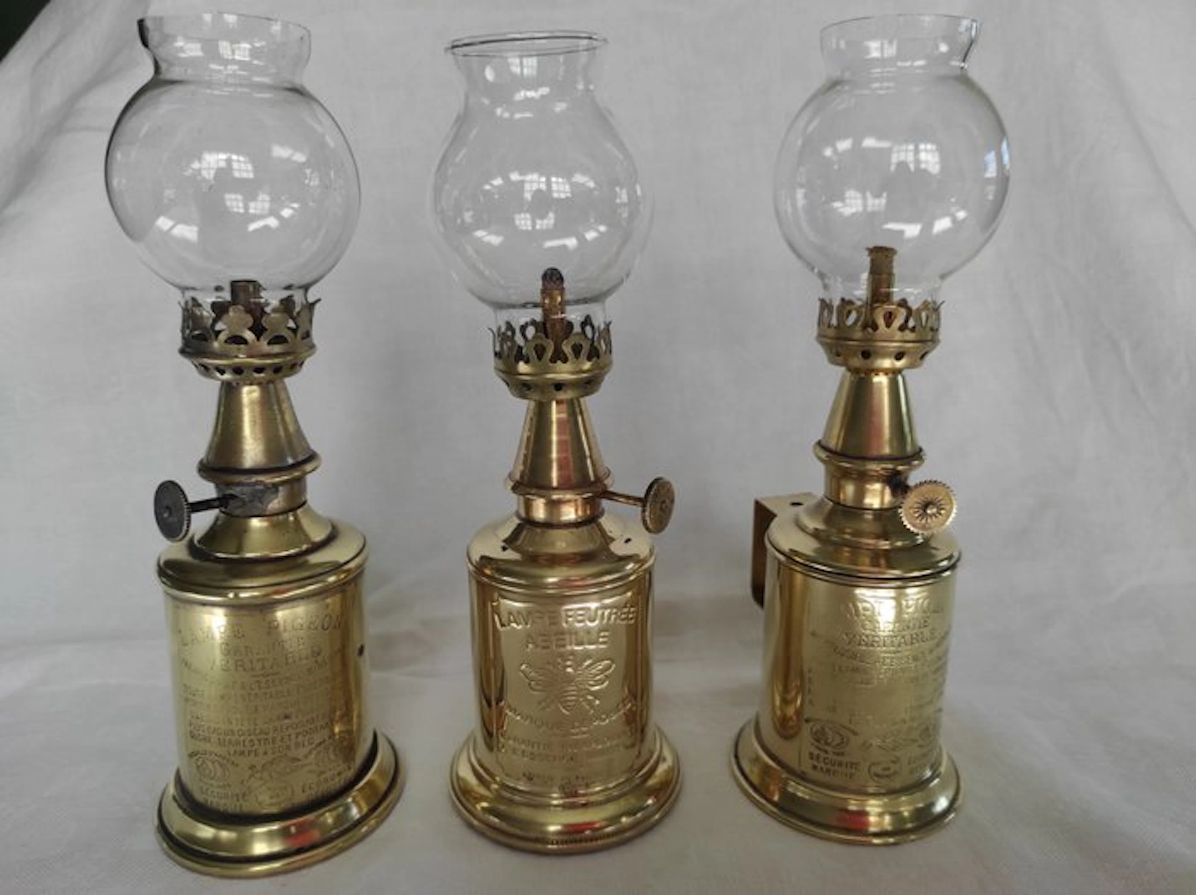 Trois vieilles lampes à huile en laiton français avec de...