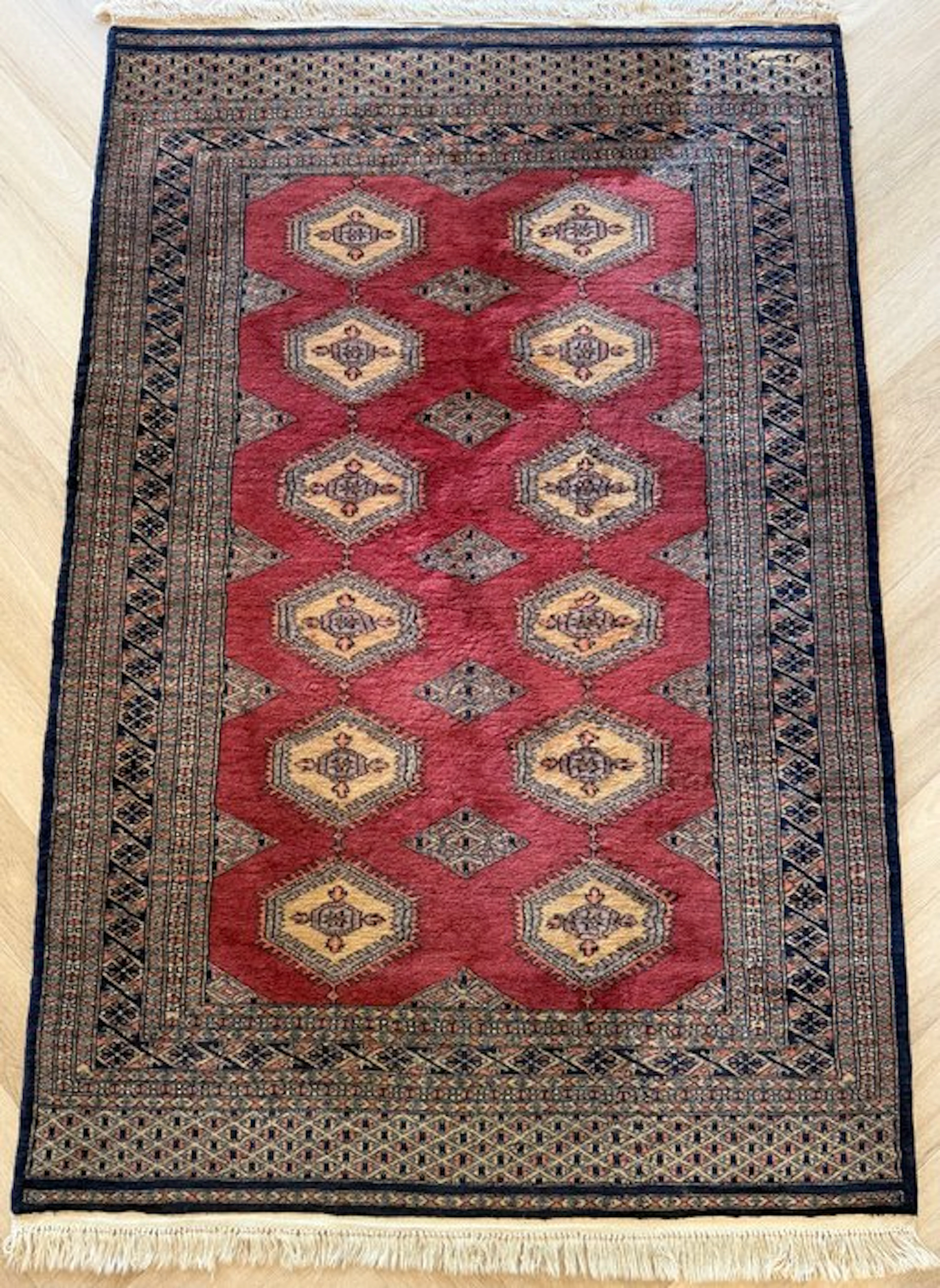 Fine Pakistan rug - no reserve price - hand-knotted...