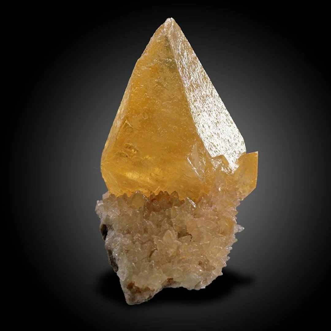Calcite Crystals on matrix - Height: 8.5 cm - Width: 4.3 cm- 150 g - (1)