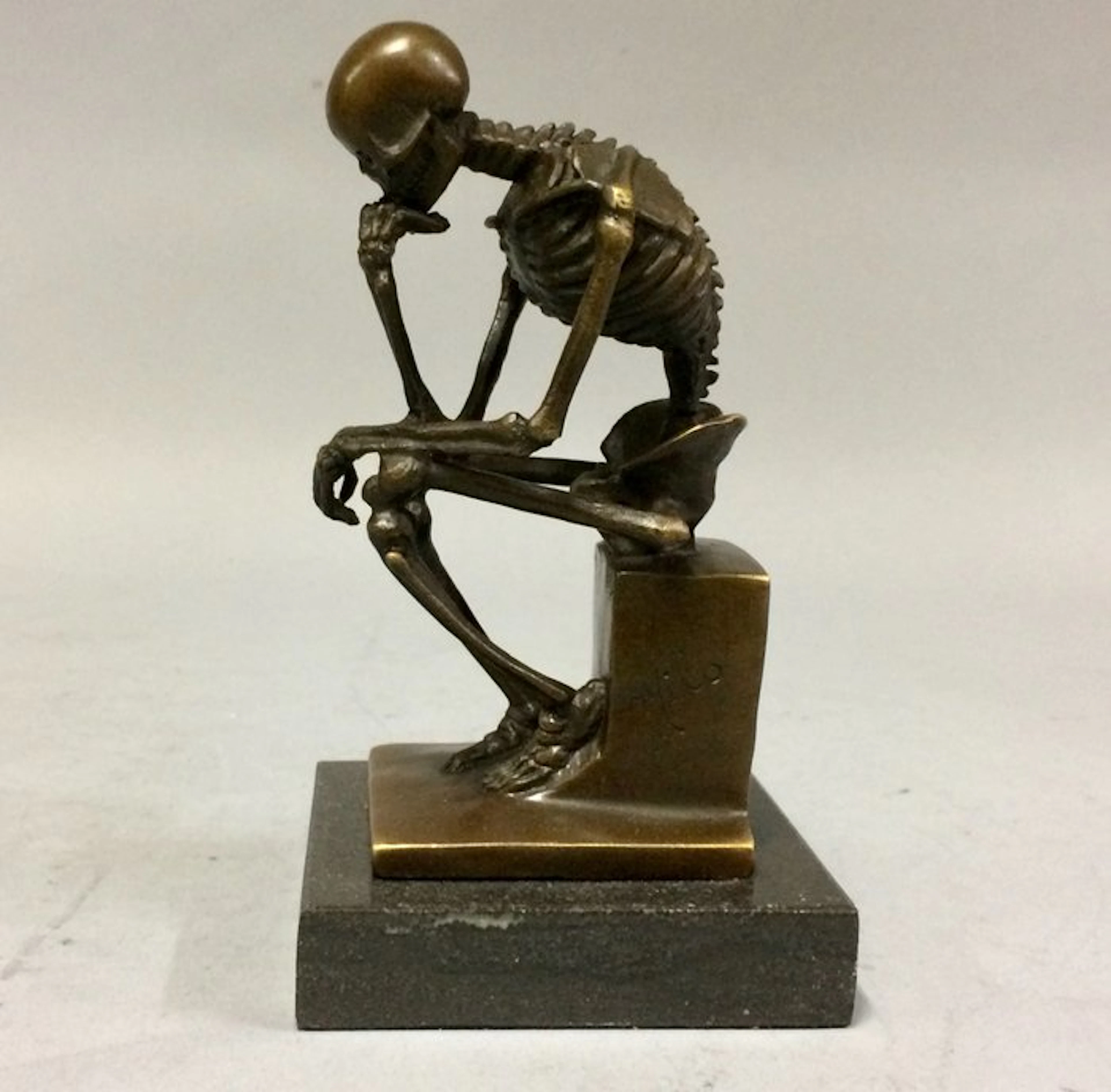 Sculpture, De Denker als skelet - parodie op Denker van Rodin - 15 cm - Bronze