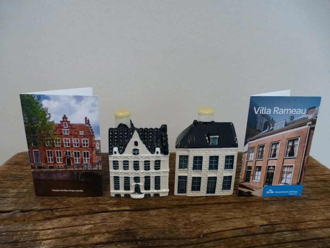 KLM house - Two KLM/Bols little houses No. 105 and 106 with introduction cards.