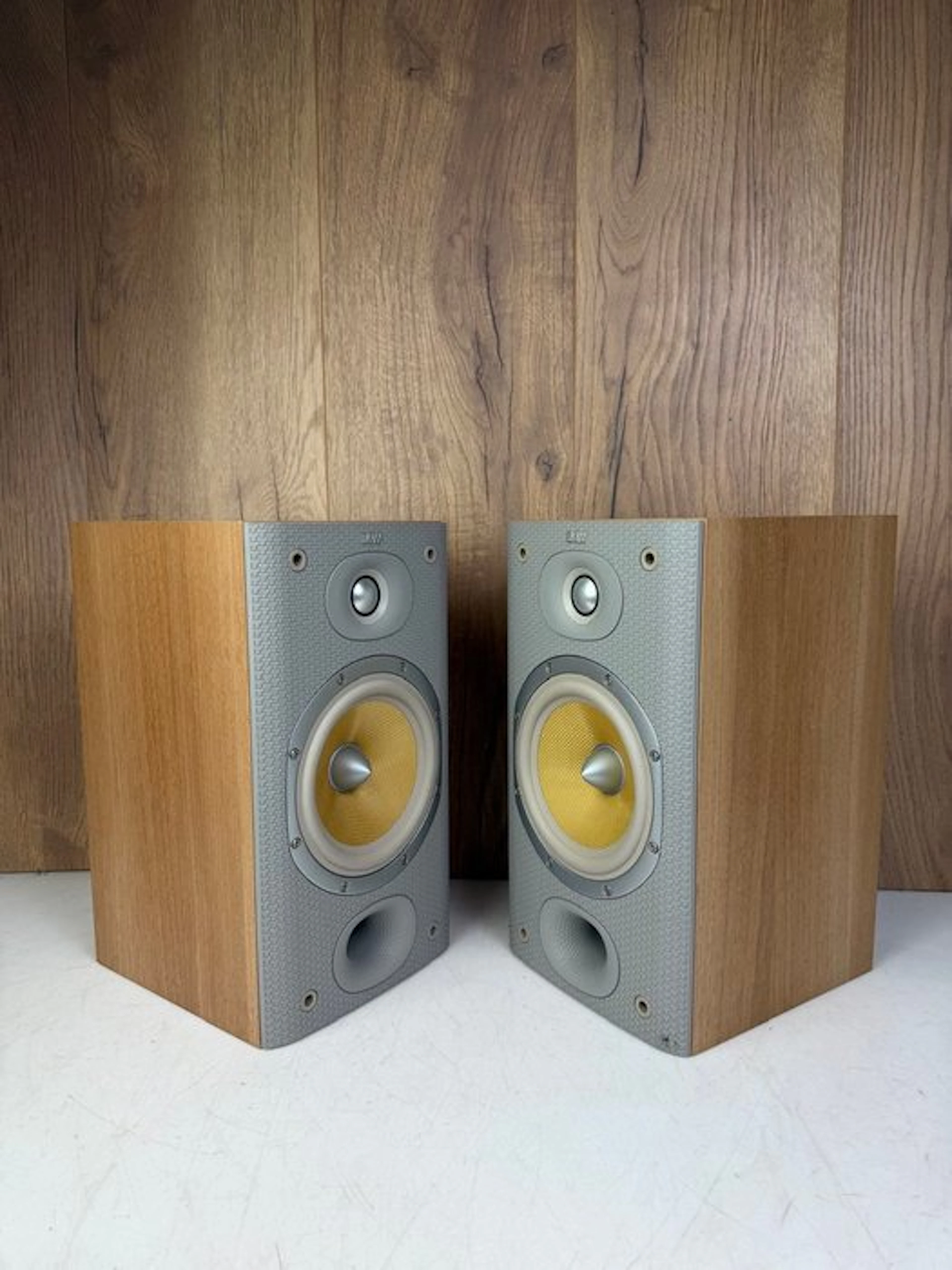 Bower & Wilkins - DM601 S3 - Matching Pair Speaker set