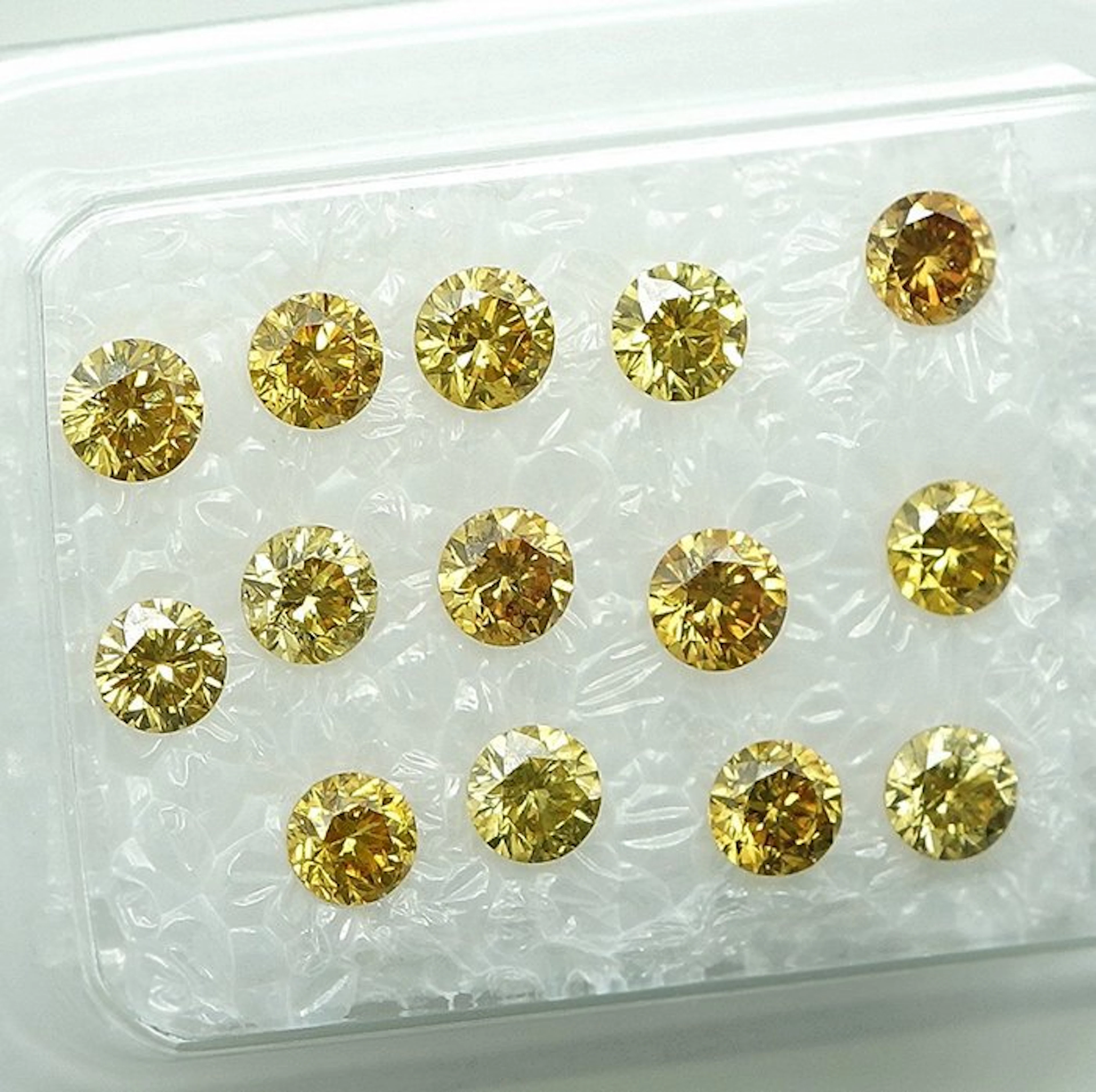 No reserve price - 14 pcs Diamond (Natural coloured)...