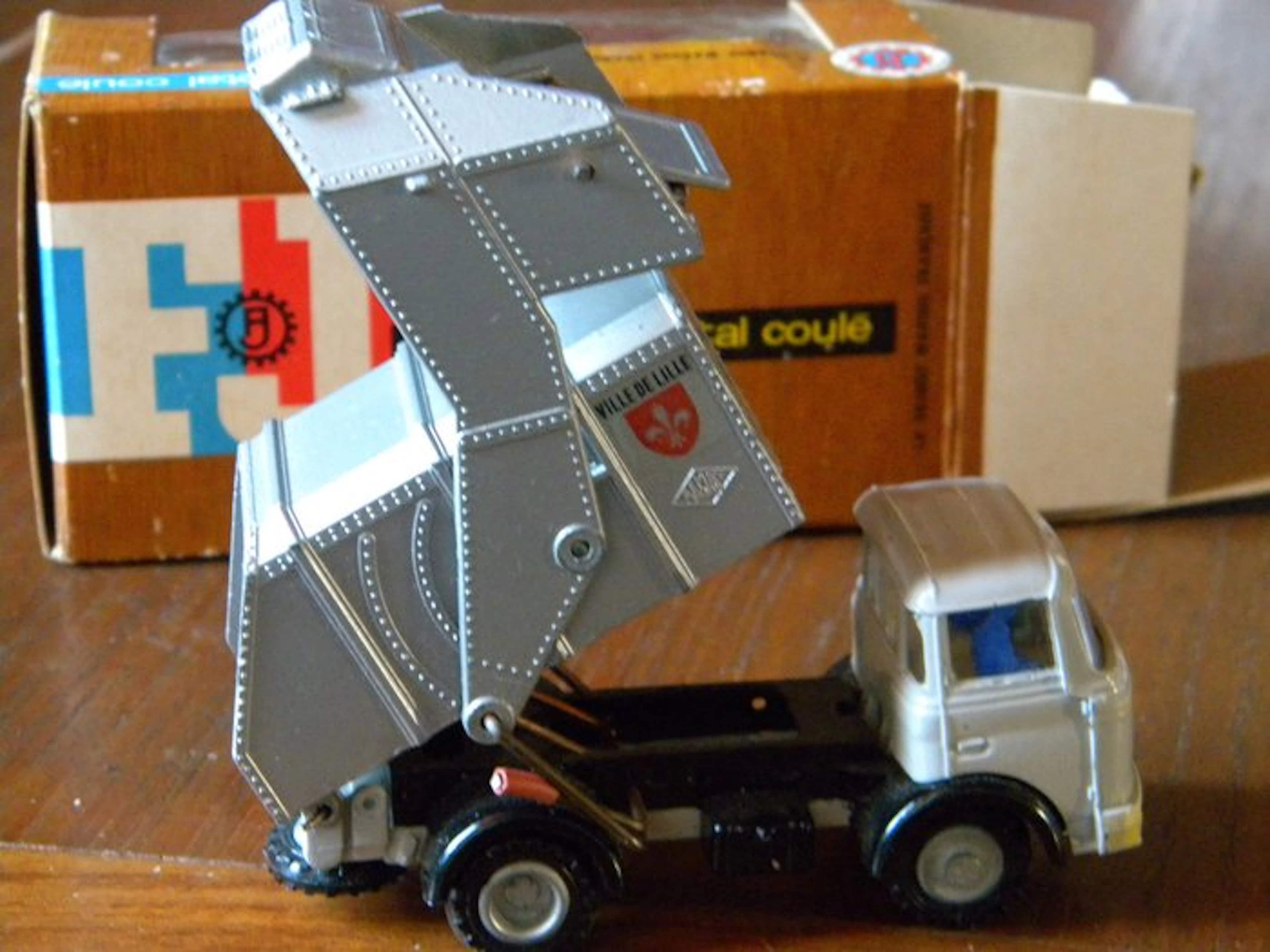 FJ (miniatures métal coulé) 1:43 - Model car - Berliet camion benne à ordures