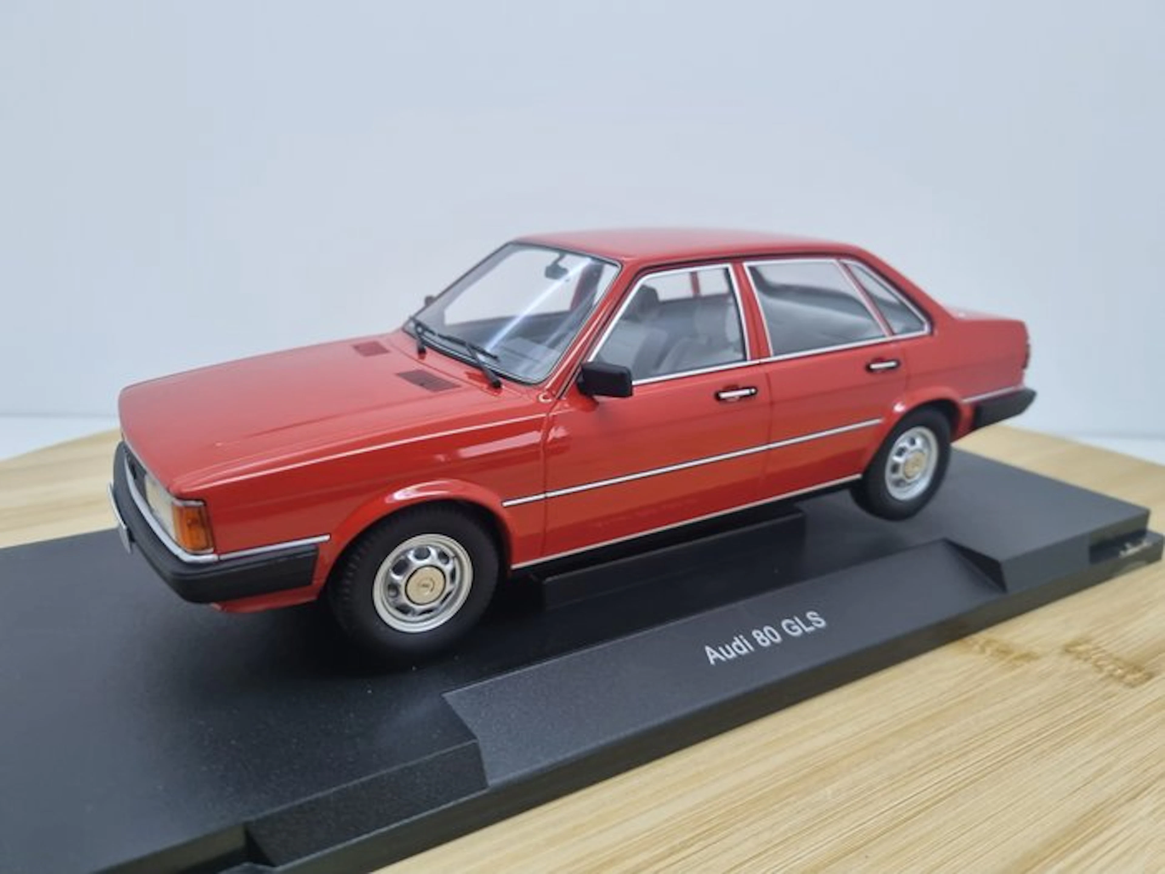 MCG 1:18 - Model car - Audi 80 GLS B2