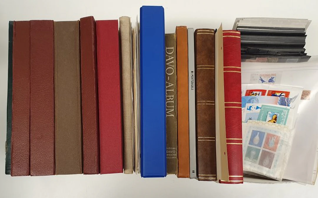 World - Collection in 13 albums & stockbooks and loose